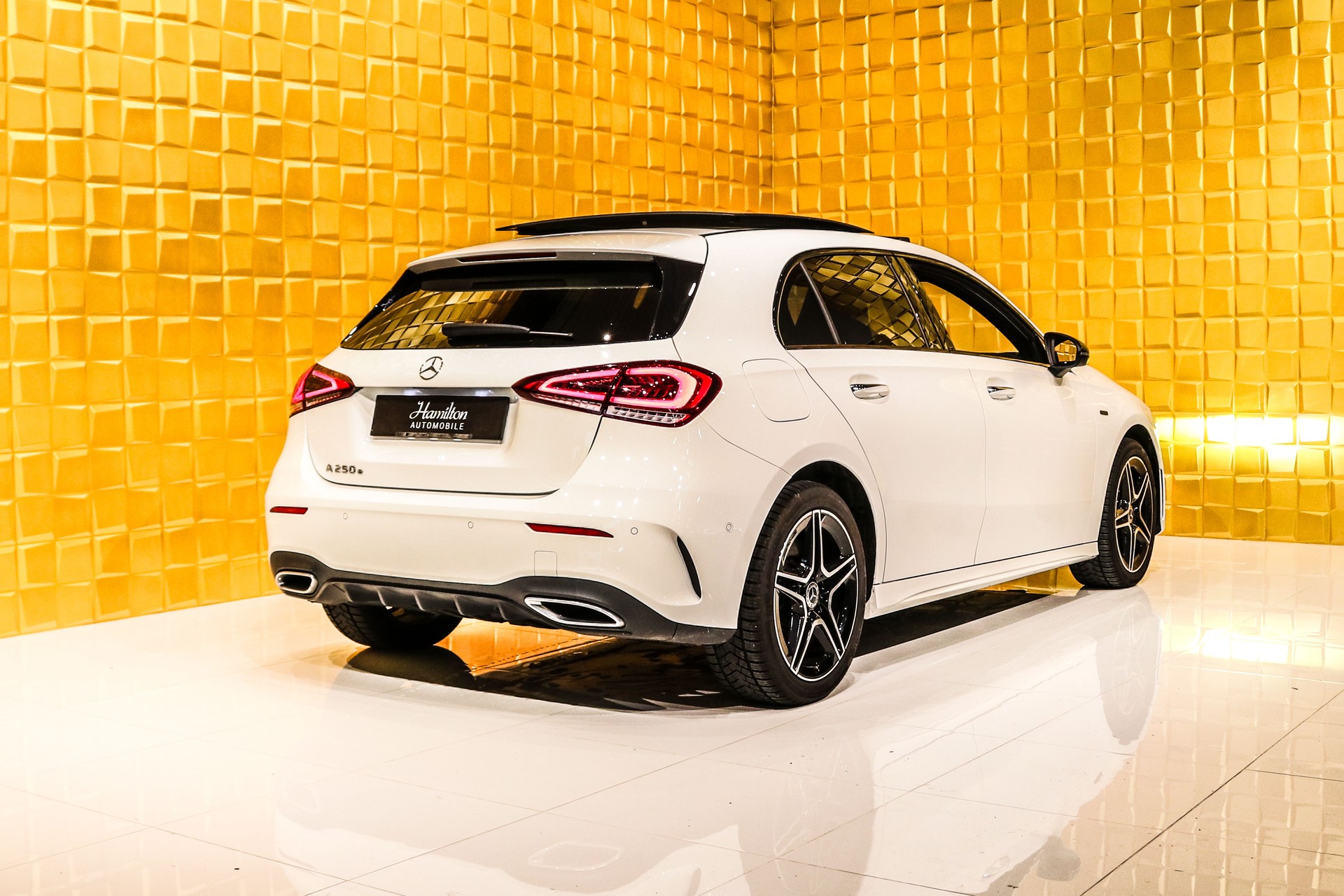 MERCEDES-BENZ A 250e AMG Line 8G-DCT-image-5