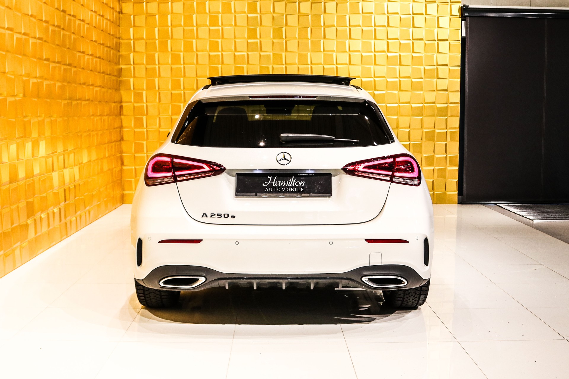 MERCEDES-BENZ A 250e AMG Line 8G-DCT-image-6