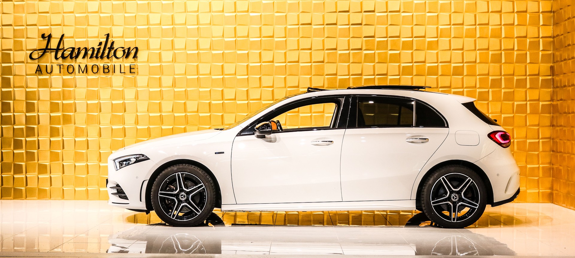 MERCEDES-BENZ A 250e AMG Line 8G-DCT-image-4