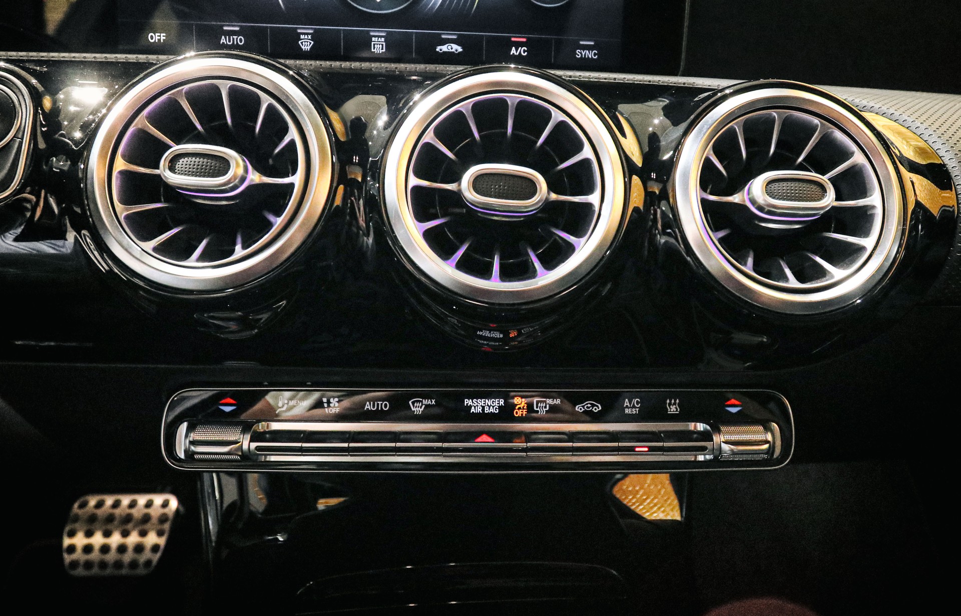 MERCEDES-BENZ A 250e AMG Line 8G-DCT-image-17