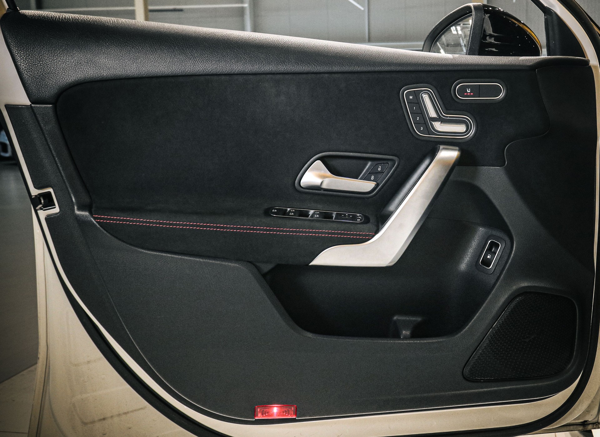 MERCEDES-BENZ A 250e AMG Line 8G-DCT-image-21