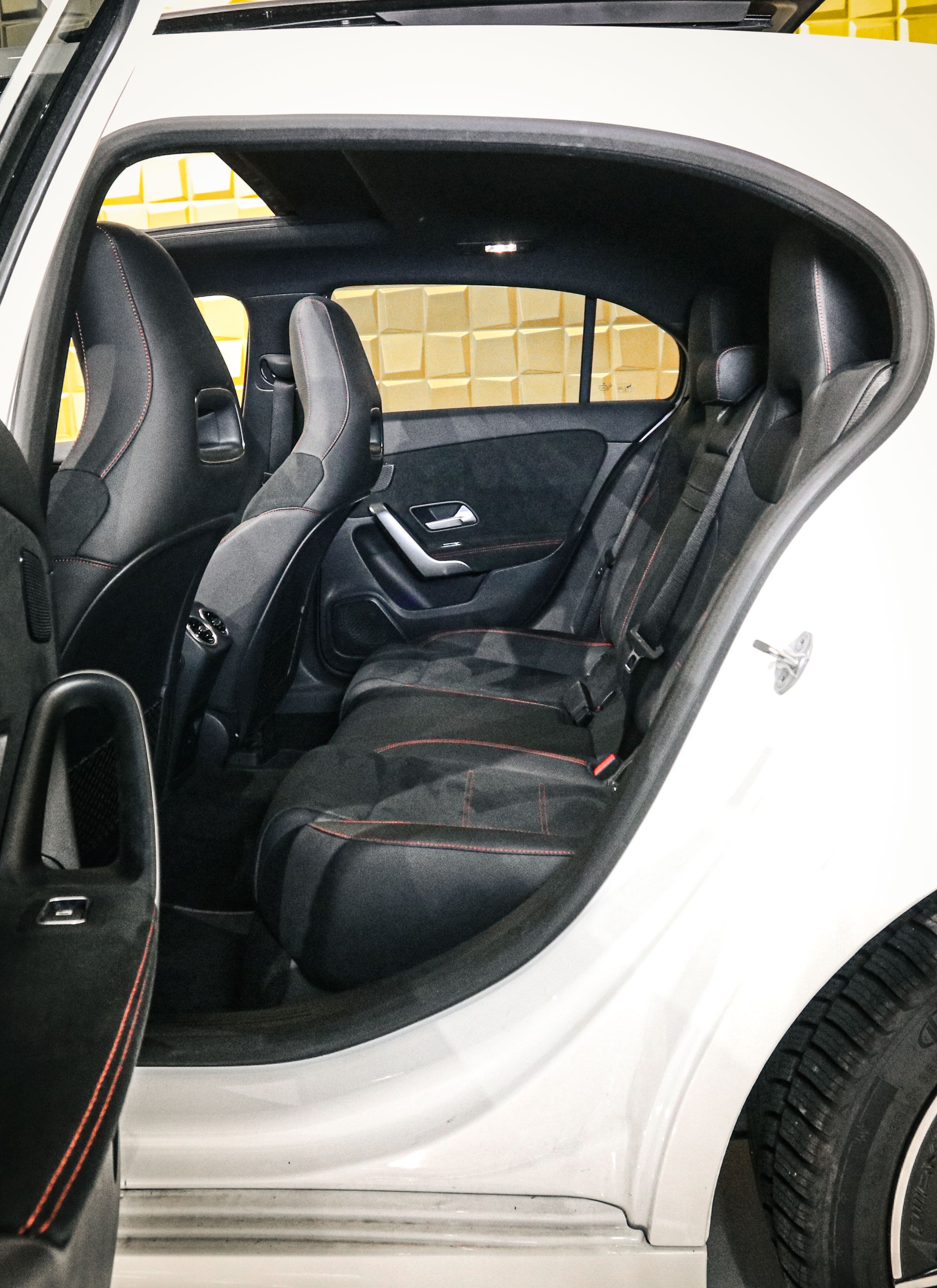 MERCEDES-BENZ A 250e AMG Line 8G-DCT-image-11