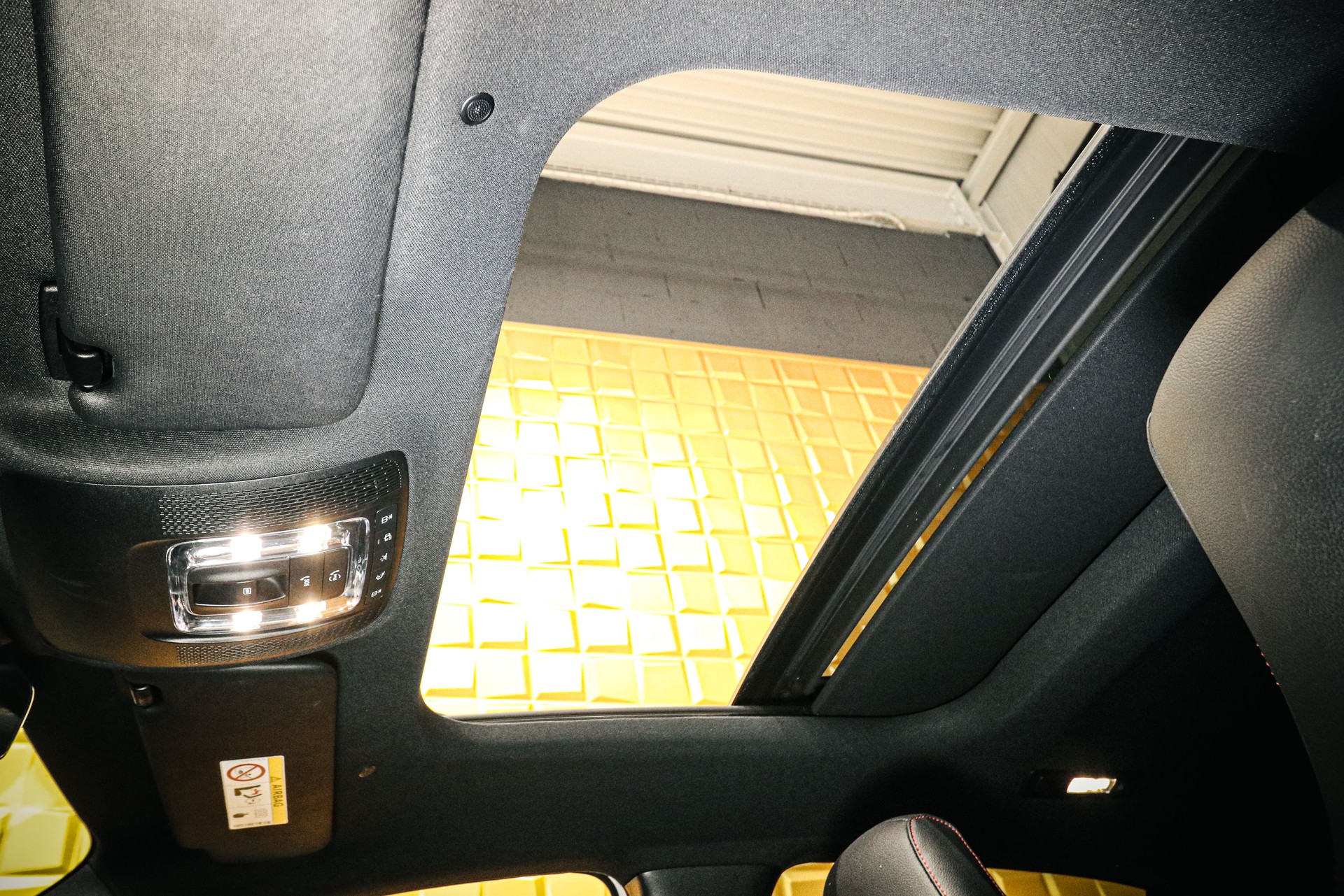 MERCEDES-BENZ A 250e AMG Line 8G-DCT-image-10