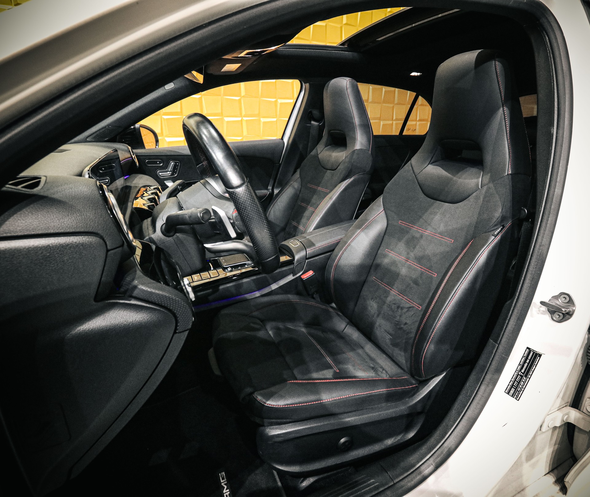 MERCEDES-BENZ A 250e AMG Line 8G-DCT-image-9