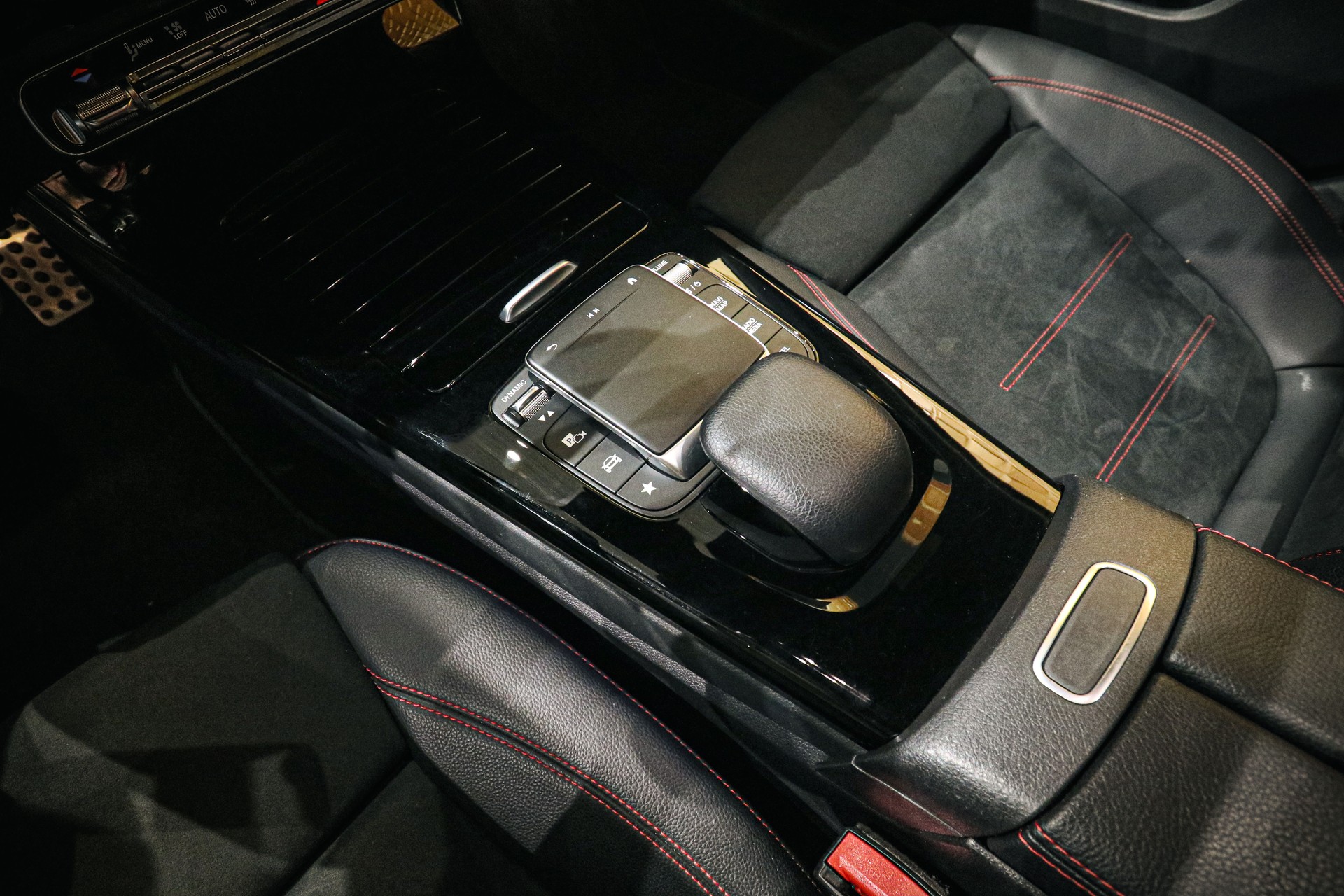 MERCEDES-BENZ A 250e AMG Line 8G-DCT-image-16
