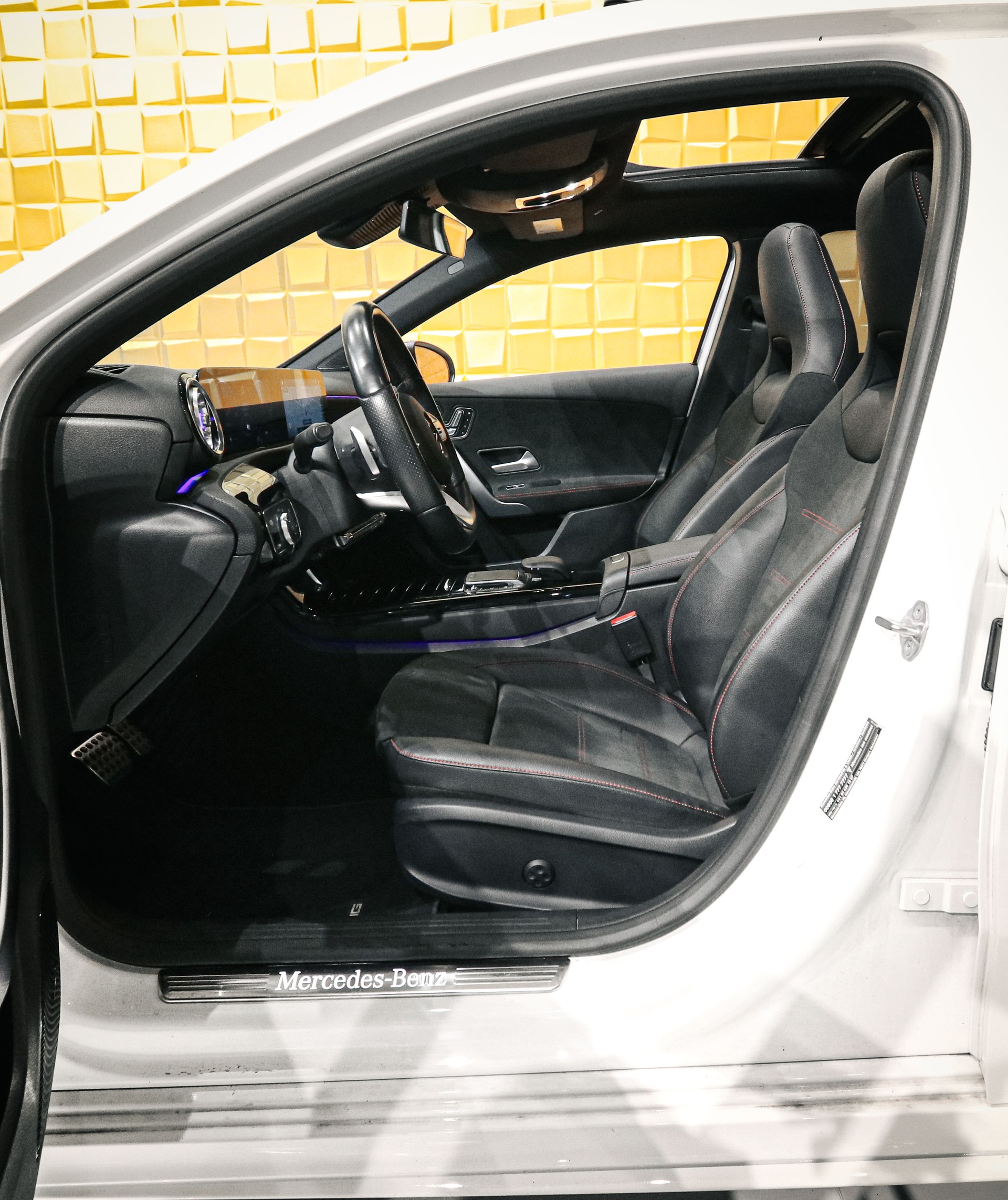 MERCEDES-BENZ A 250e AMG Line 8G-DCT-image-8