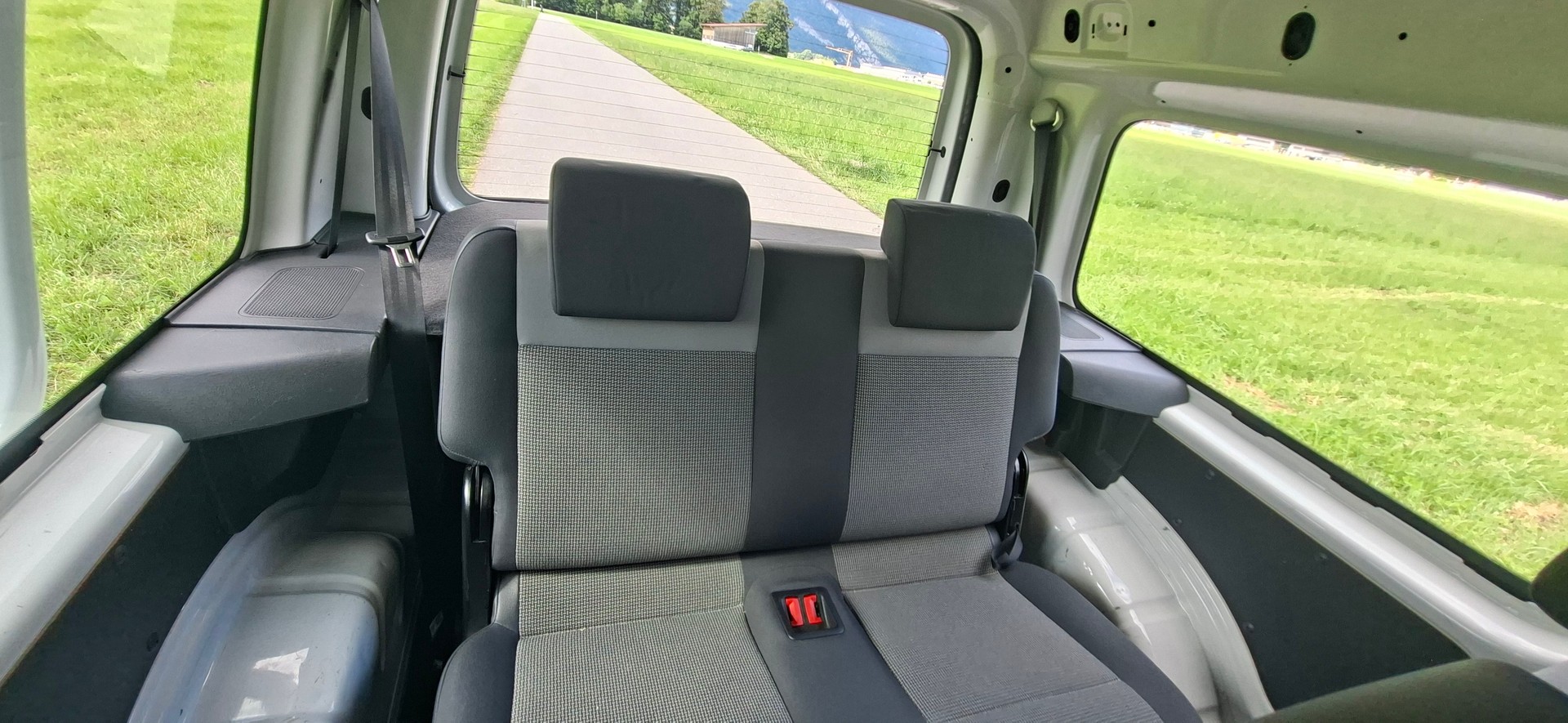 VW Caddy Maxi 2.0 TDI DSG-image-9