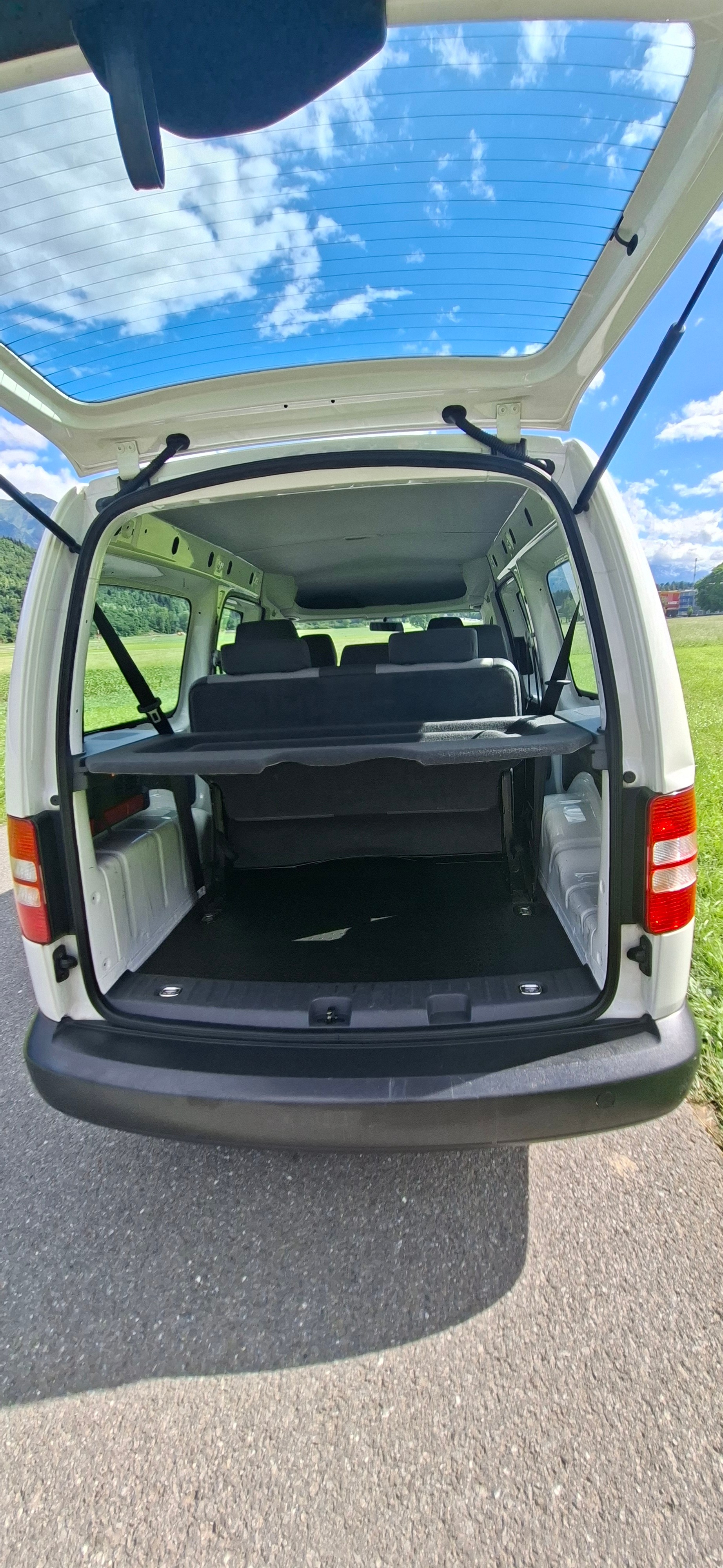 VW Caddy Maxi 2.0 TDI DSG-image-12