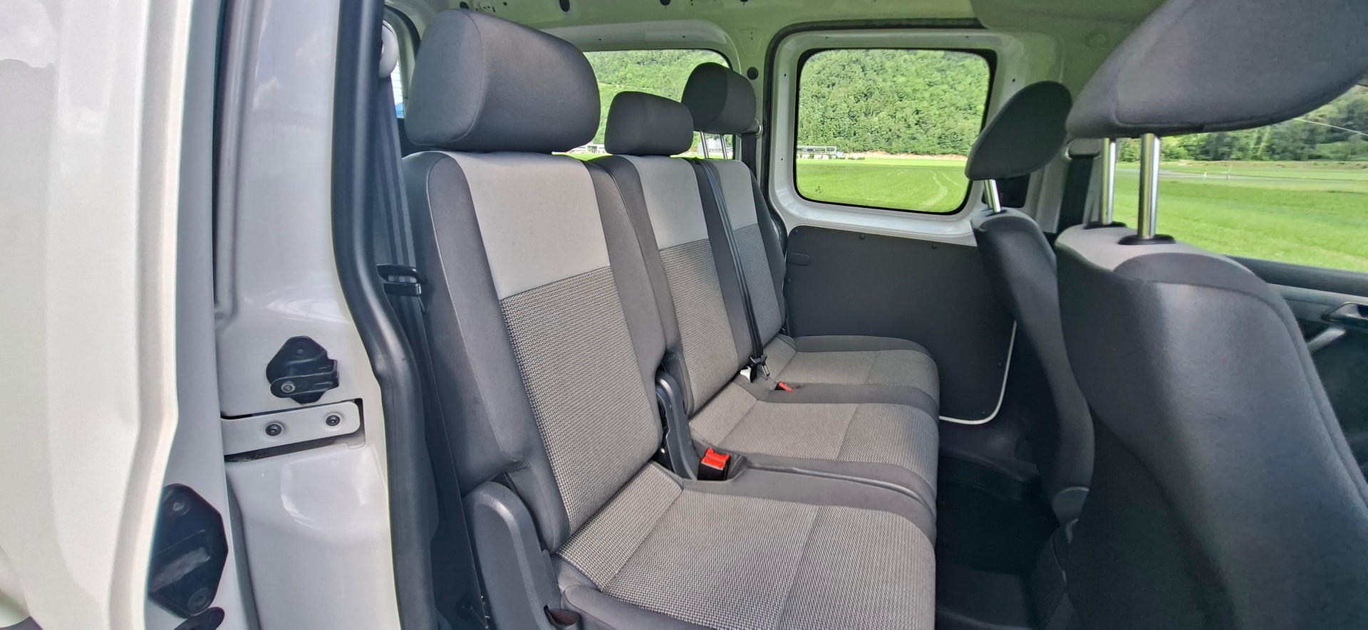 VW Caddy Maxi 2.0 TDI DSG-image-8