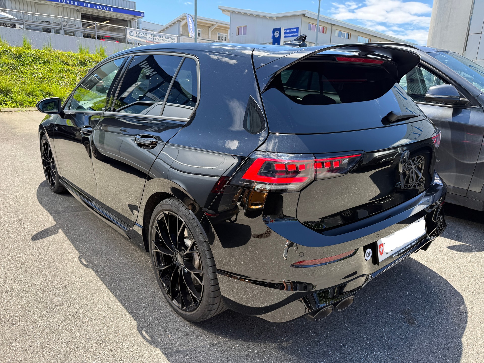 VW 2.0 TSI R Black Edition DSG 4motion-image-3