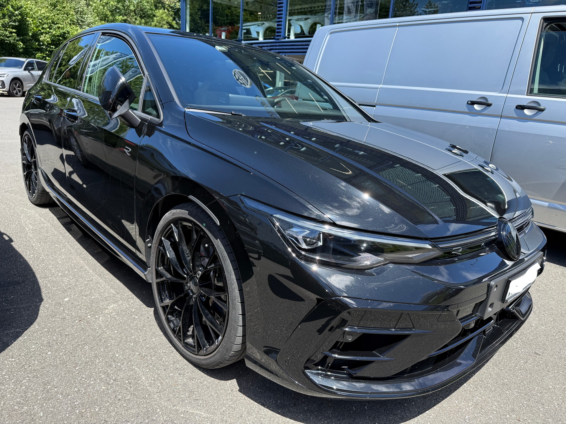 VW 2.0 TSI R Black Edition DSG 4motion-image-2
