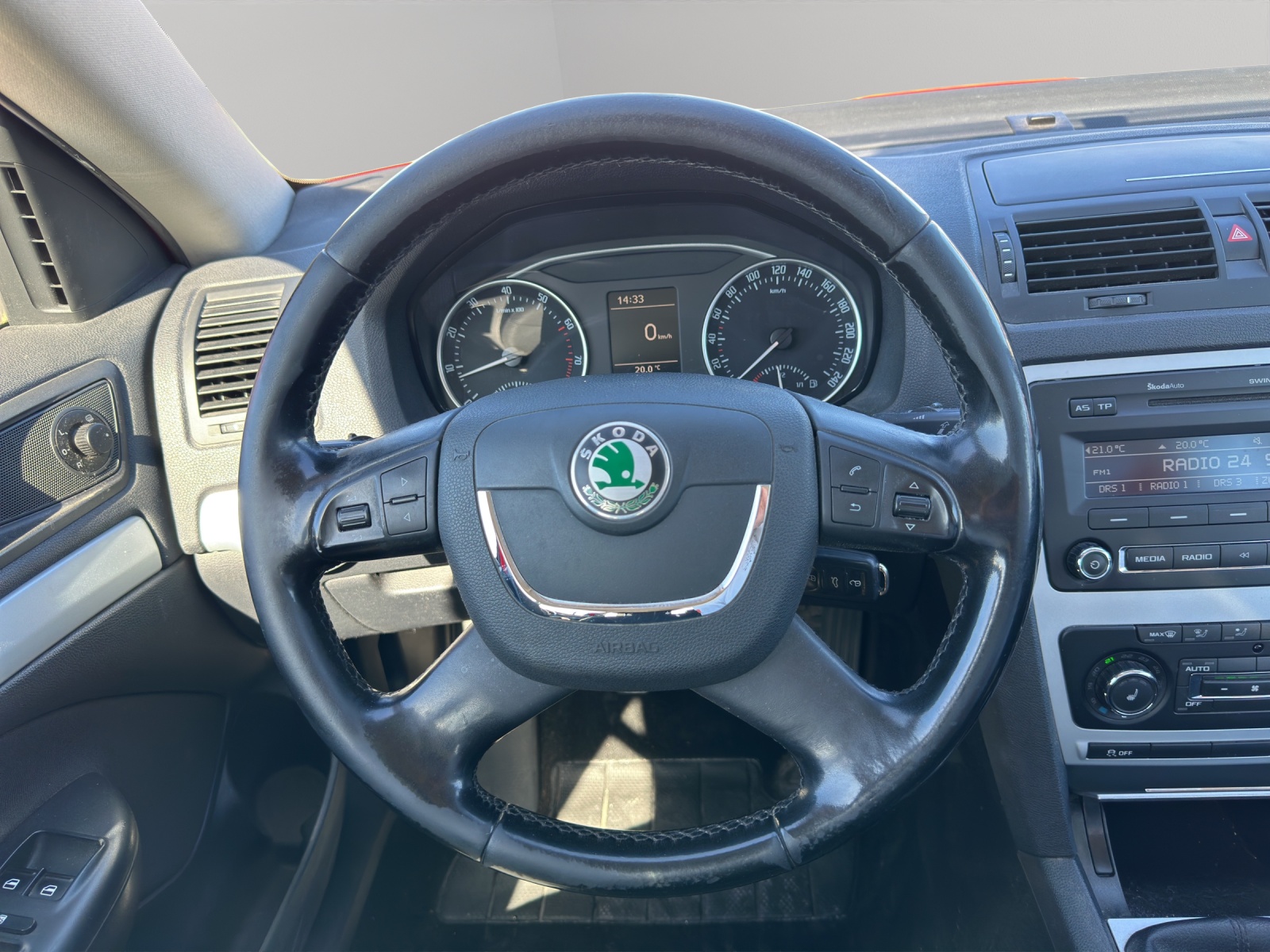 SKODA Octavia Combi 1.4 TSI Ambiente DSG-image-16