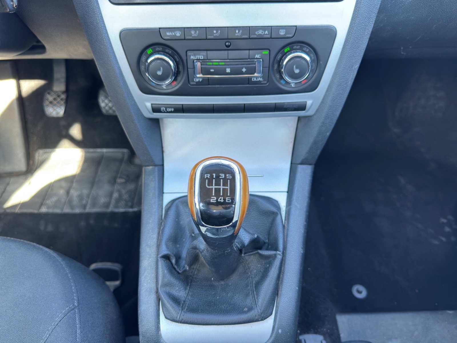 SKODA Octavia Combi 1.4 TSI Ambiente DSG-image-10