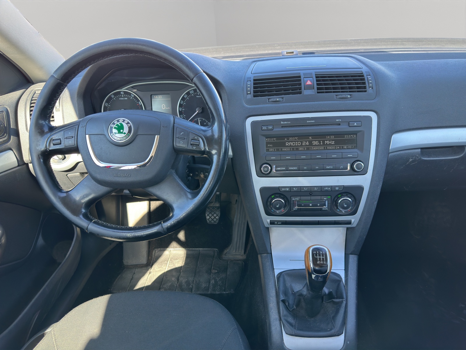 SKODA Octavia Combi 1.4 TSI Ambiente DSG-image-9