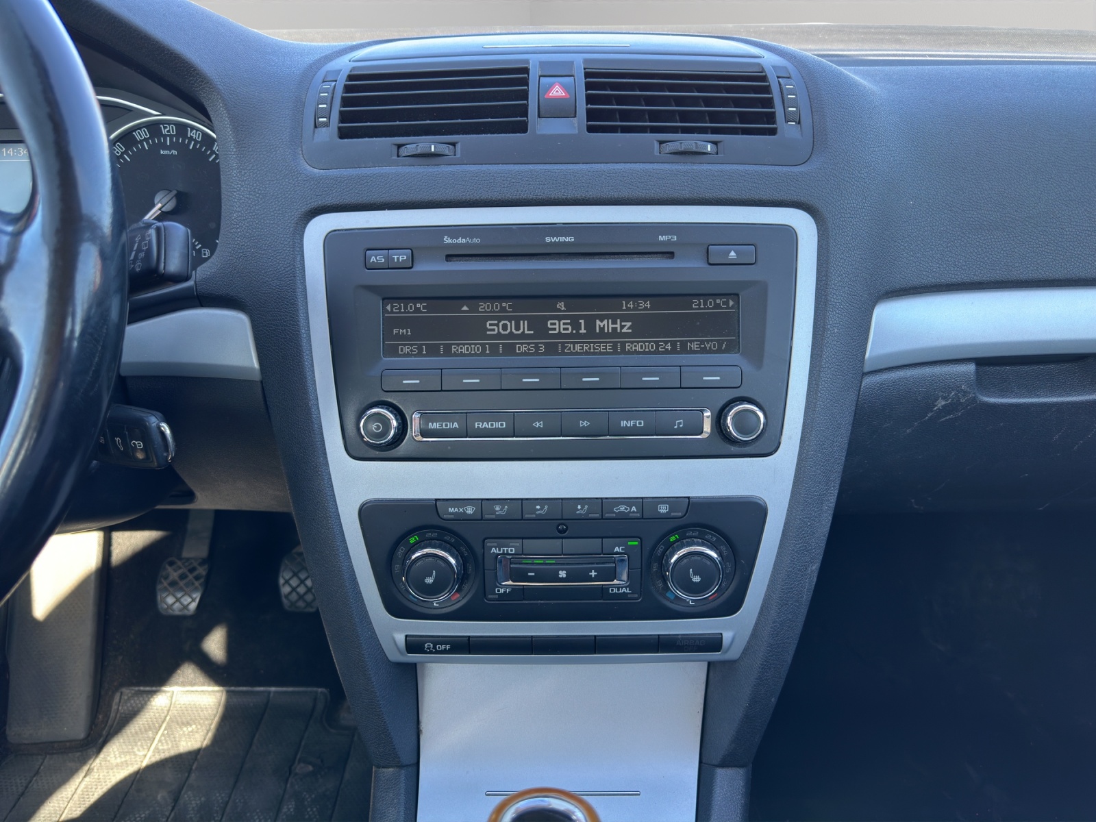 SKODA Octavia Combi 1.4 TSI Ambiente DSG-image-11