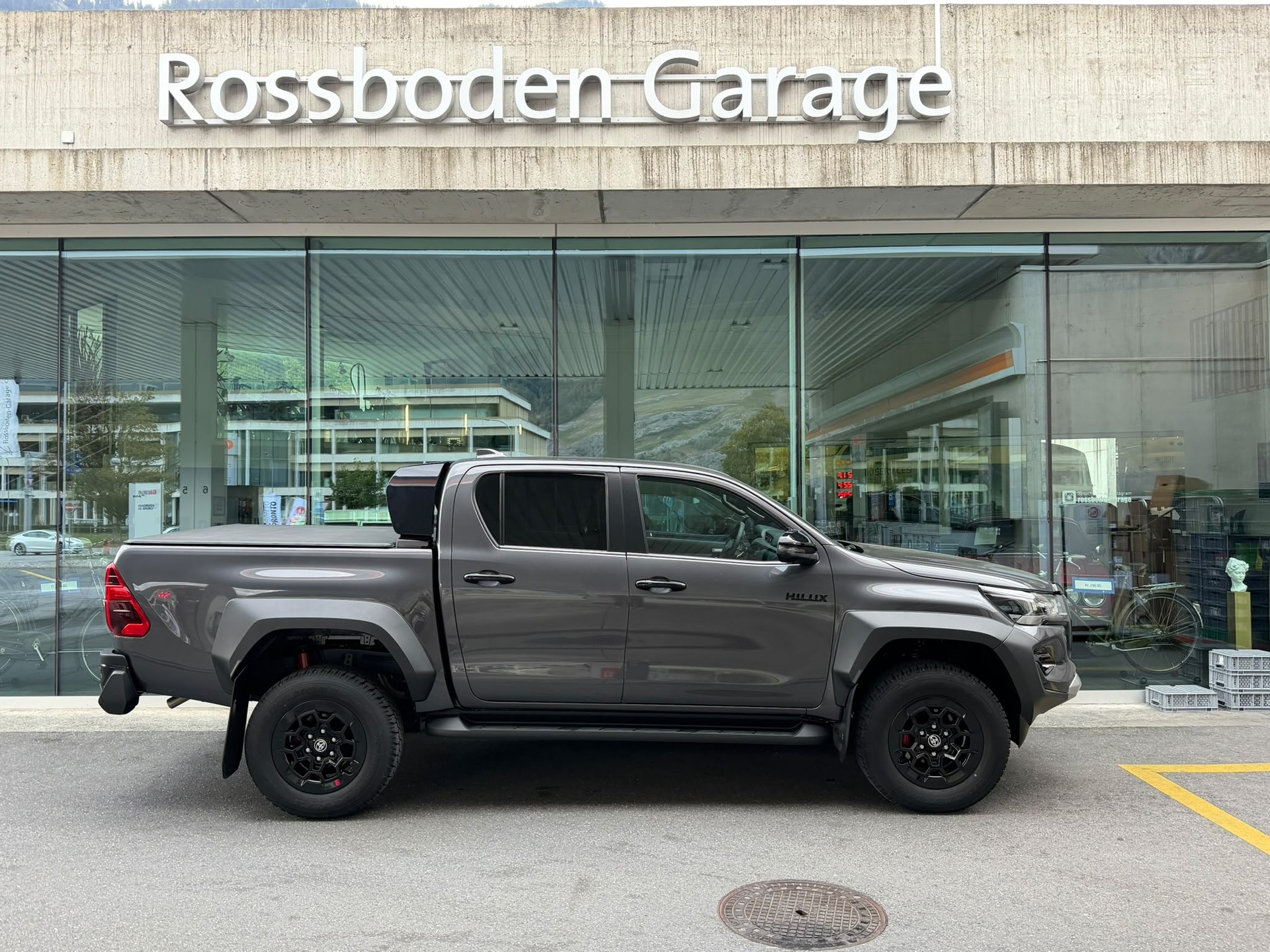 TOYOTA Hilux 2.8d GR Sport II Double Cab 4x4 A-image-1