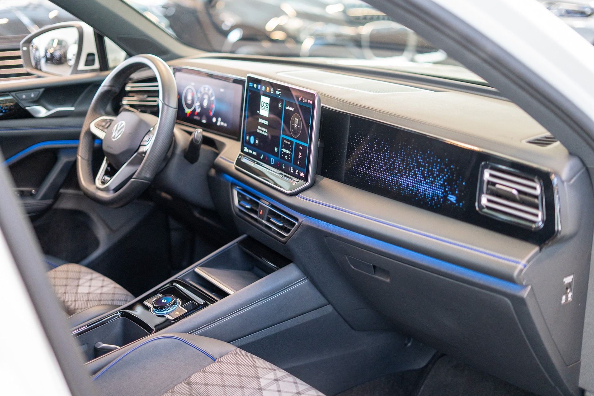 VW Tiguan 2.0 TSI R-Line DSG 4motion / Rückfahrkamera / Massagesitze / Ambientebeleuchtung-image-16