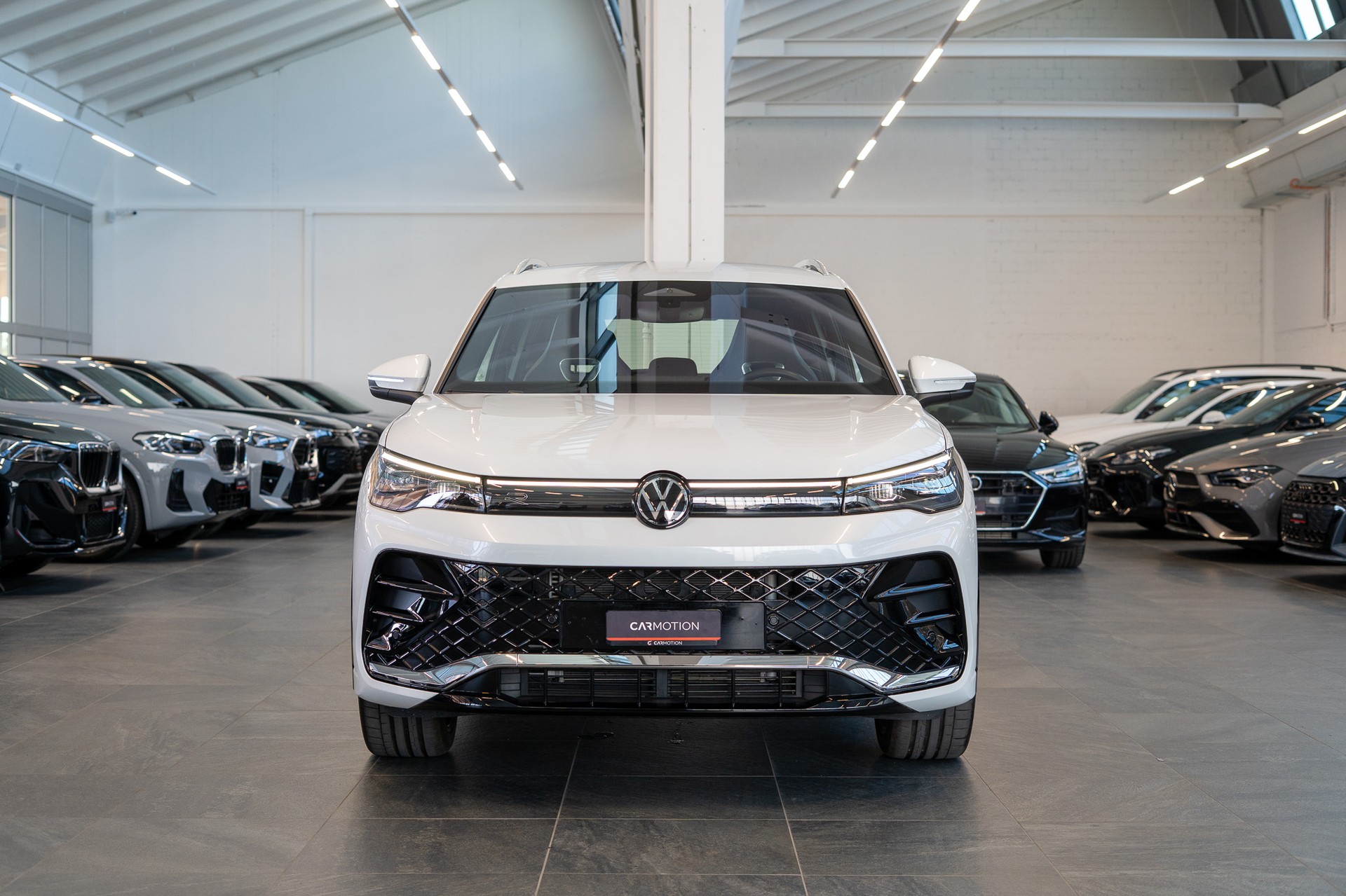VW Tiguan 2.0 TSI R-Line DSG 4motion / Rückfahrkamera / Massagesitze / Ambientebeleuchtung-showroom-element-1