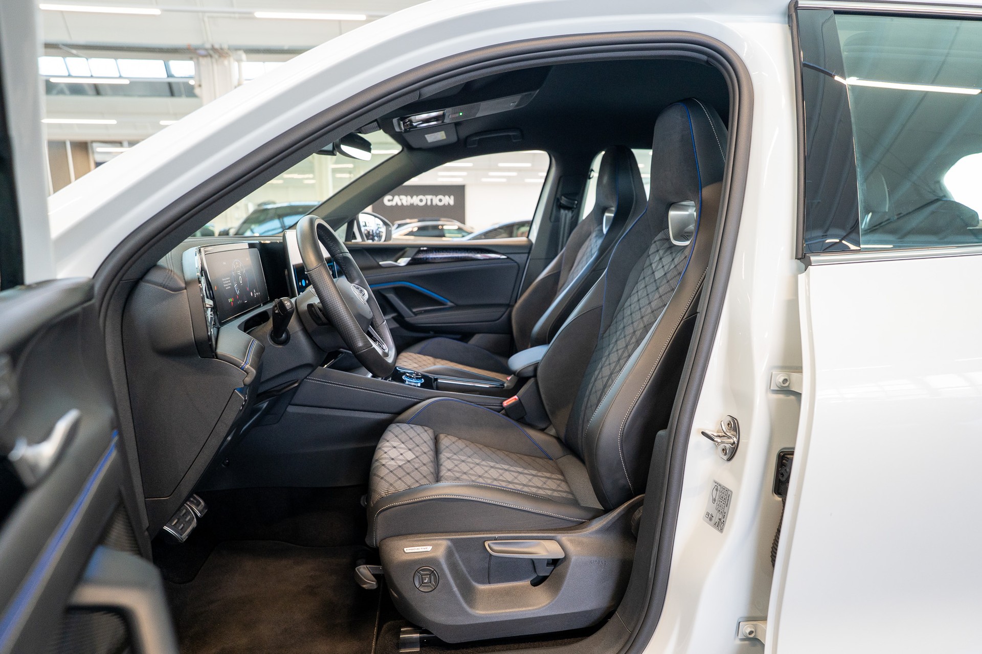 VW Tiguan 2.0 TSI R-Line DSG 4motion / Rückfahrkamera / Massagesitze / Ambientebeleuchtung-image-9