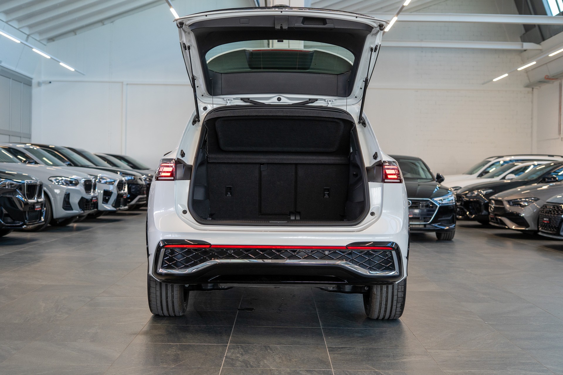VW Tiguan 2.0 TSI R-Line DSG 4motion / Rückfahrkamera / Massagesitze / Ambientebeleuchtung-image-7
