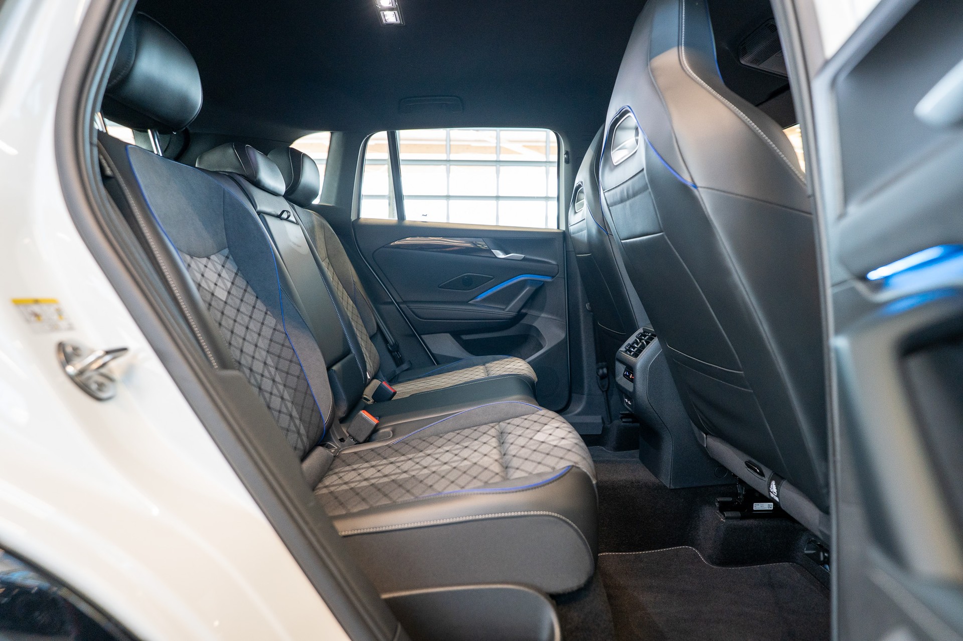 VW Tiguan 2.0 TSI R-Line DSG 4motion / Rückfahrkamera / Massagesitze / Ambientebeleuchtung-image-14