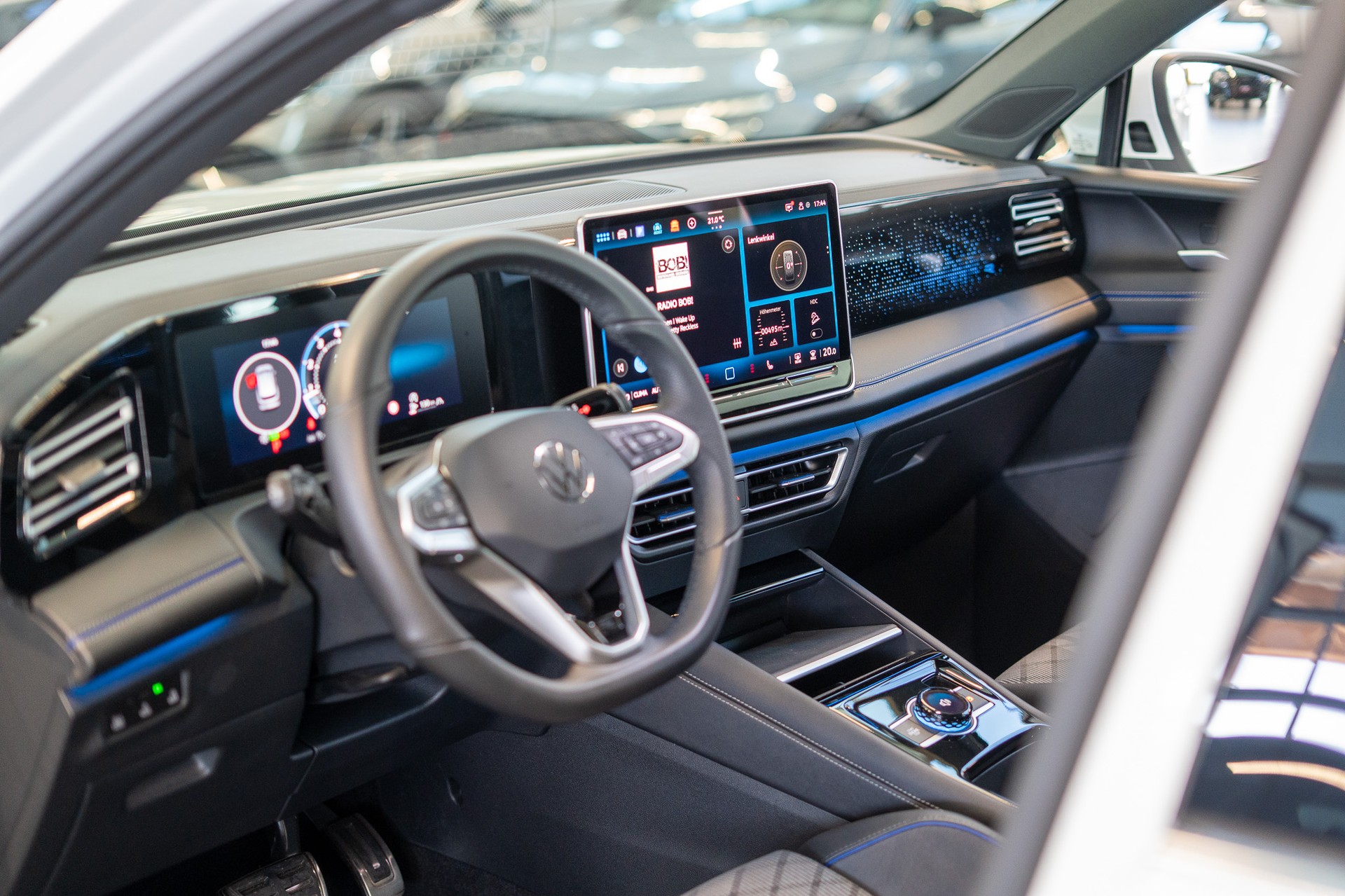 VW Tiguan 2.0 TSI R-Line DSG 4motion / Rückfahrkamera / Massagesitze / Ambientebeleuchtung-image-11