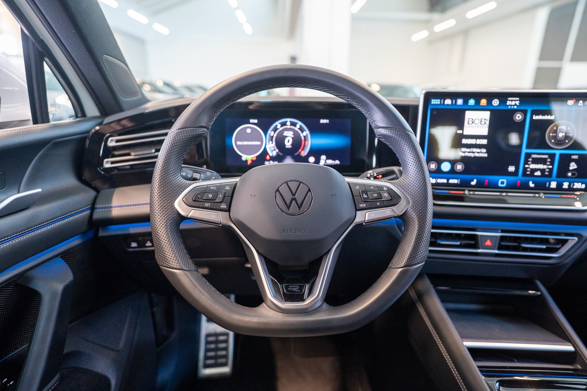 VW Tiguan 2.0 TSI R-Line DSG 4motion / Rückfahrkamera / Massagesitze / Ambientebeleuchtung-image-18