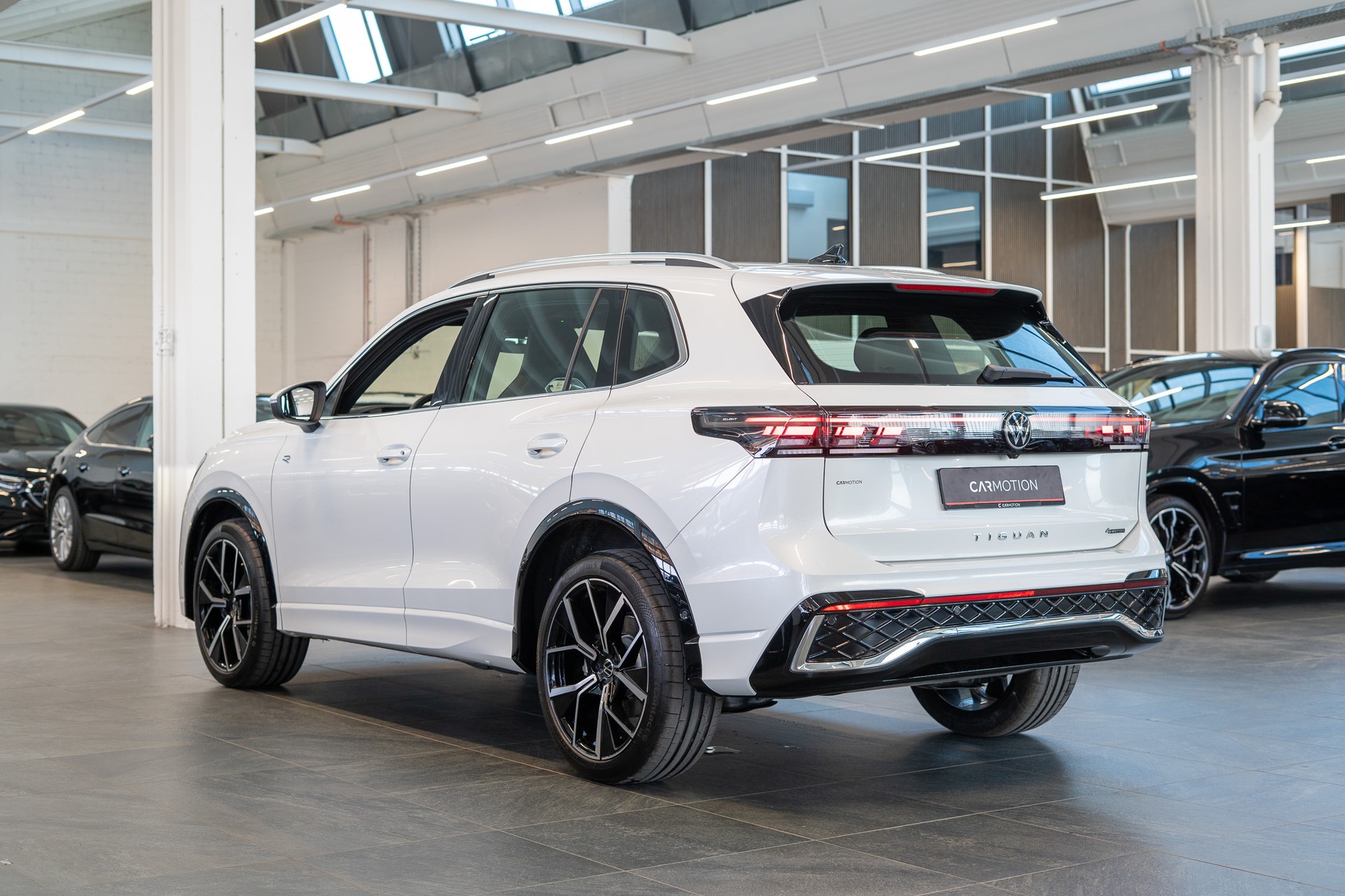 VW Tiguan 2.0 TSI R-Line DSG 4motion / Rückfahrkamera / Massagesitze / Ambientebeleuchtung-image-8