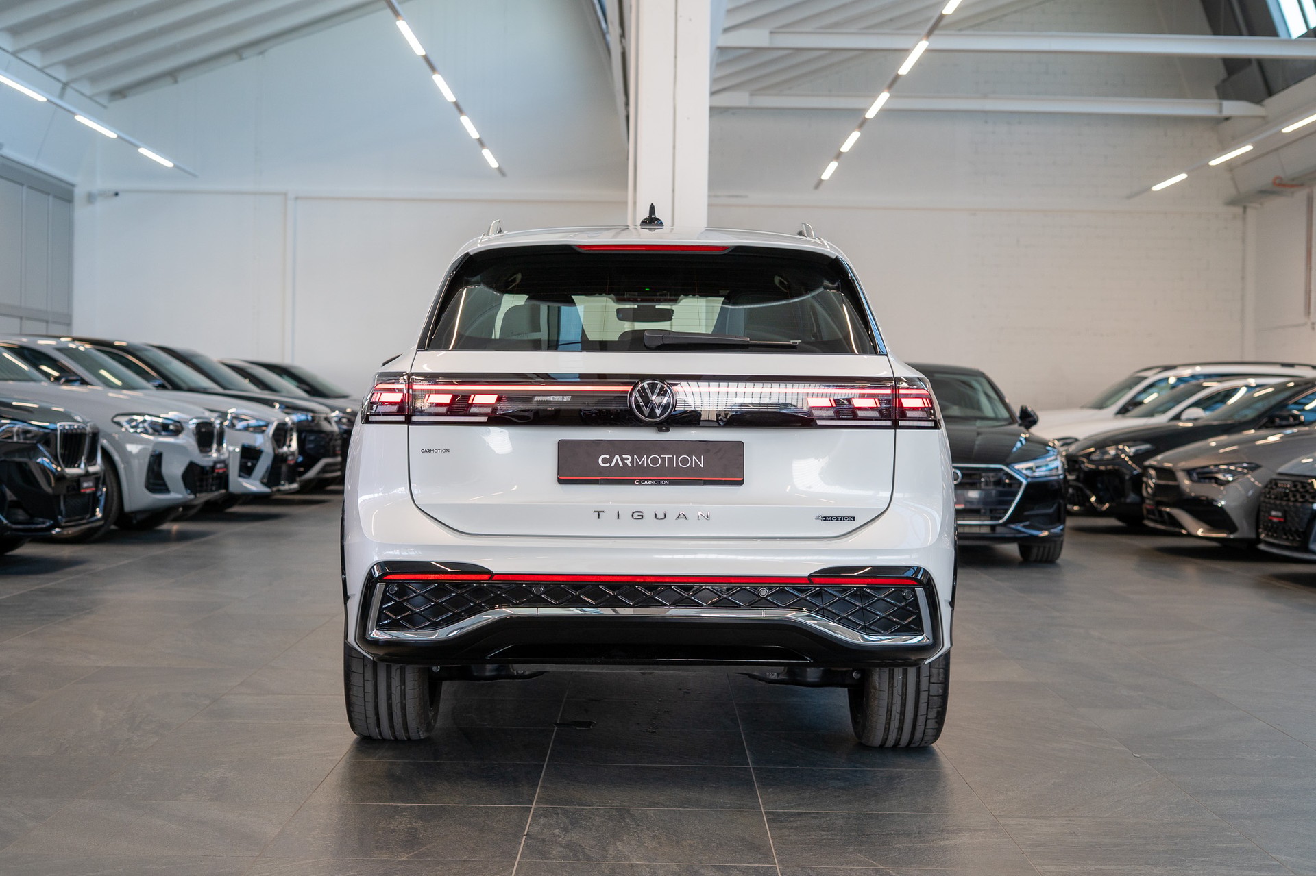 VW Tiguan 2.0 TSI R-Line DSG 4motion / Rückfahrkamera / Massagesitze / Ambientebeleuchtung-image-5
