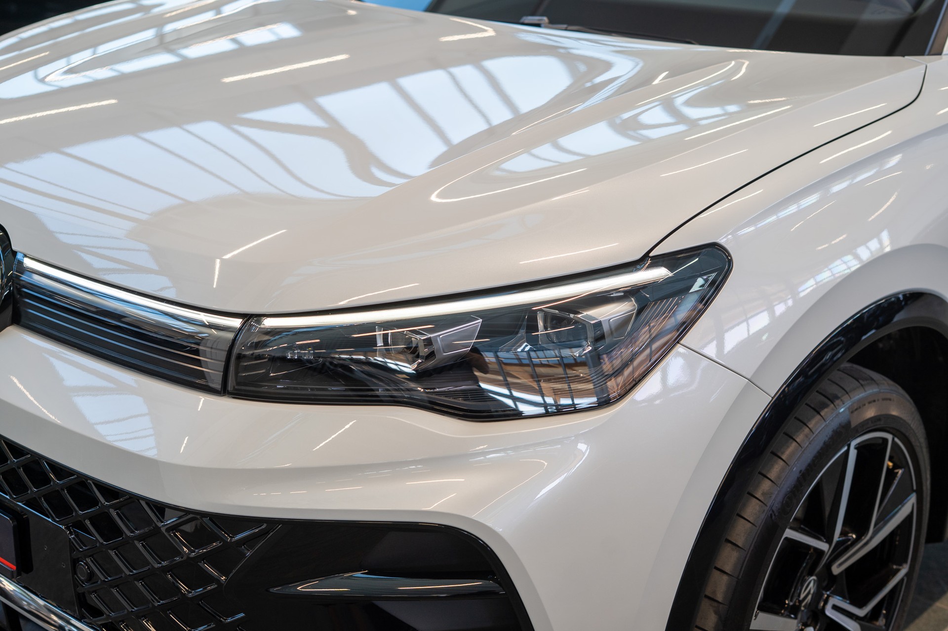 VW Tiguan 2.0 TSI R-Line DSG 4motion / Rückfahrkamera / Massagesitze / Ambientebeleuchtung-image-25