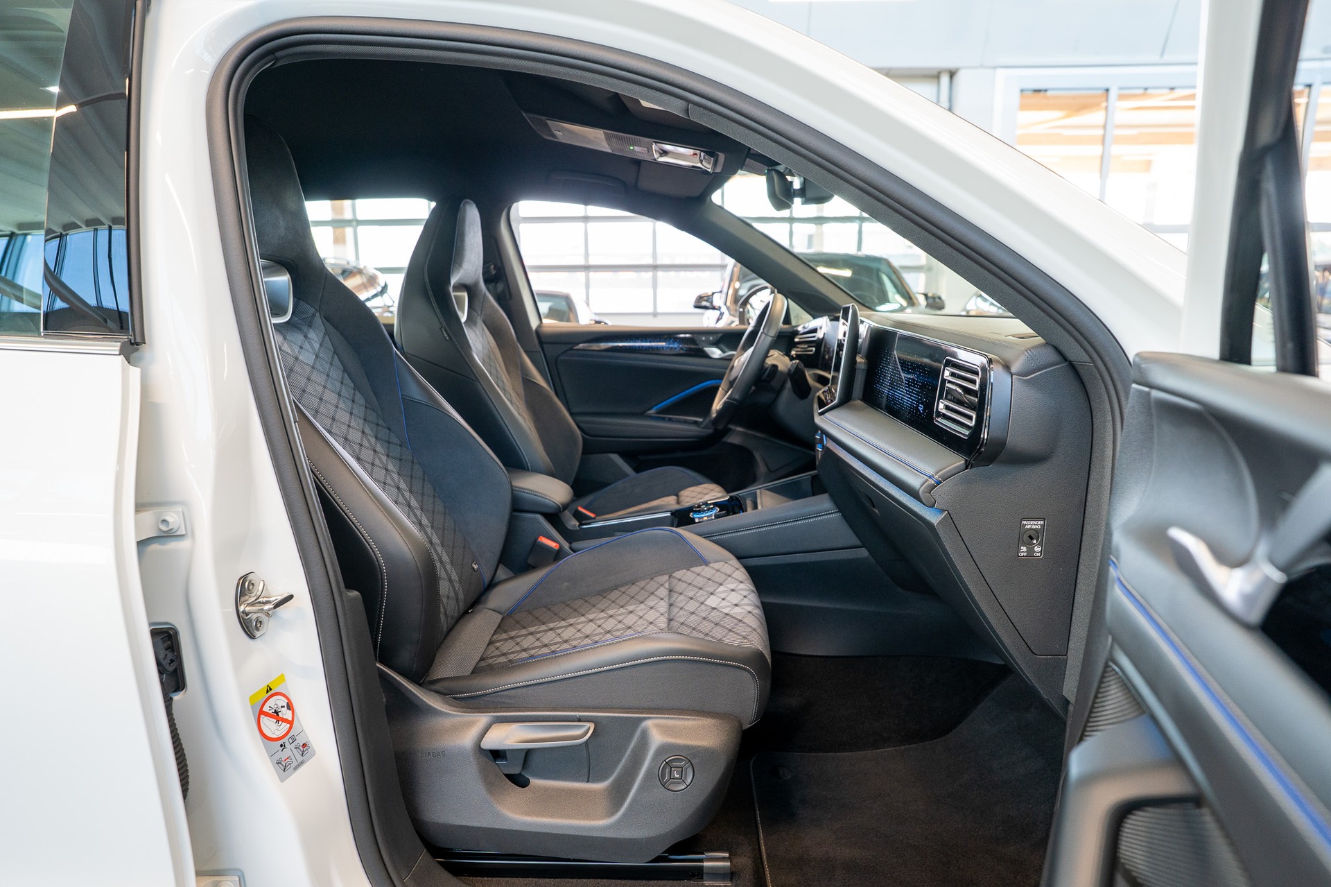 VW Tiguan 2.0 TSI R-Line DSG 4motion / Rückfahrkamera / Massagesitze / Ambientebeleuchtung-image-15
