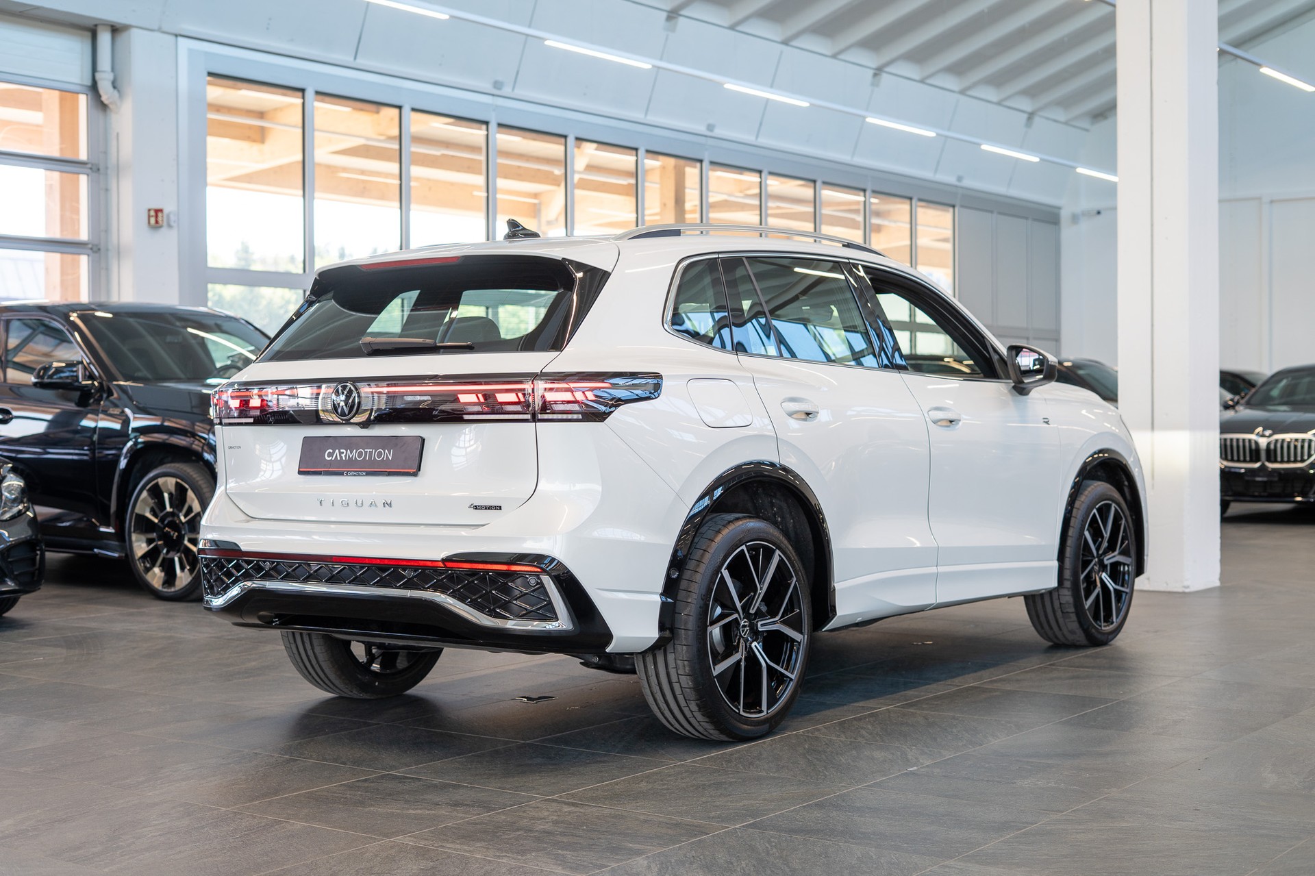 VW Tiguan 2.0 TSI R-Line DSG 4motion / Rückfahrkamera / Massagesitze / Ambientebeleuchtung-showroom-element-3