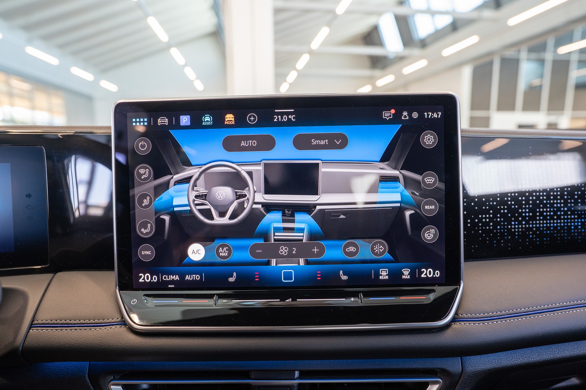 VW Tiguan 2.0 TSI R-Line DSG 4motion / Rückfahrkamera / Massagesitze / Ambientebeleuchtung-image-23