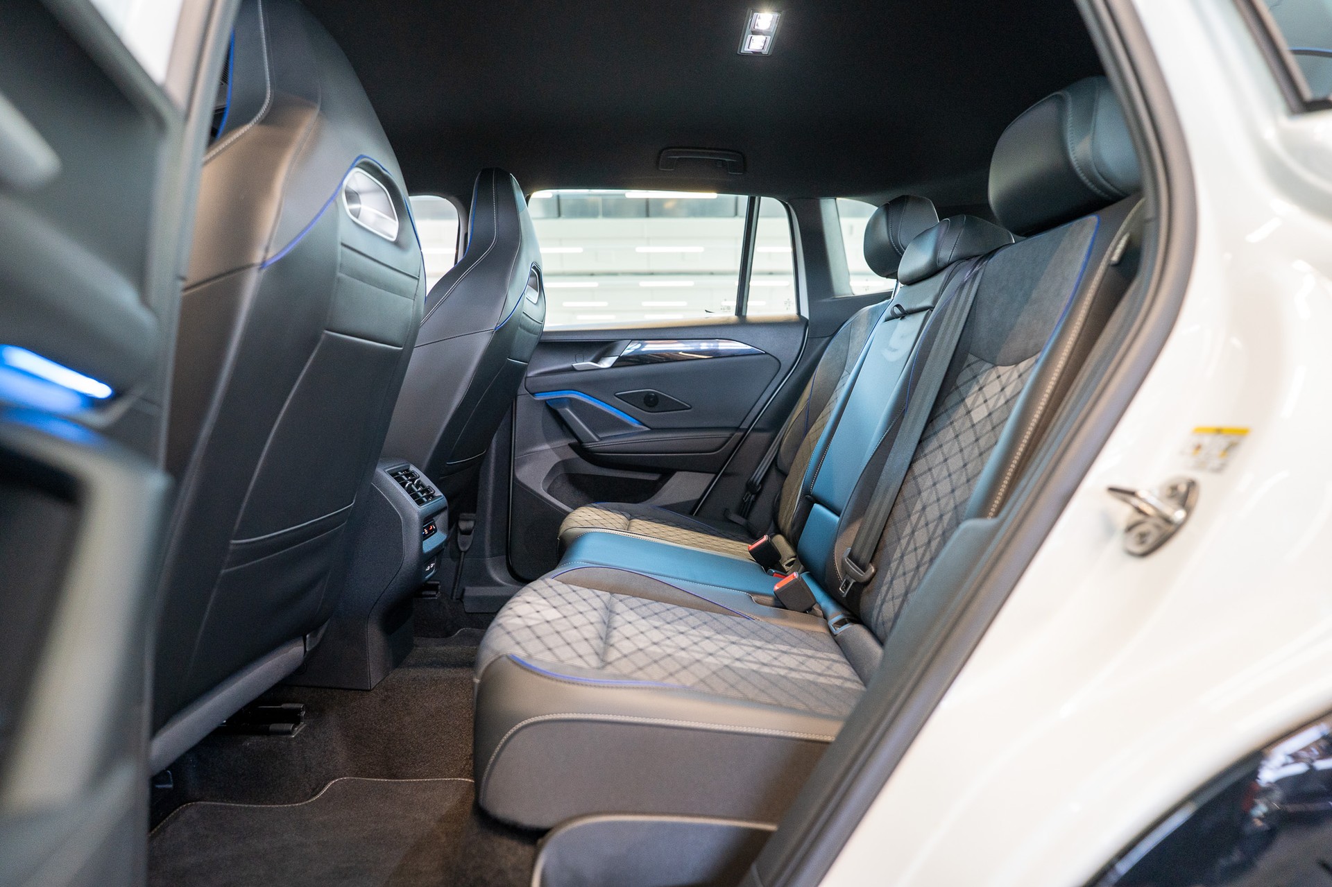 VW Tiguan 2.0 TSI R-Line DSG 4motion / Rückfahrkamera / Massagesitze / Ambientebeleuchtung-image-13