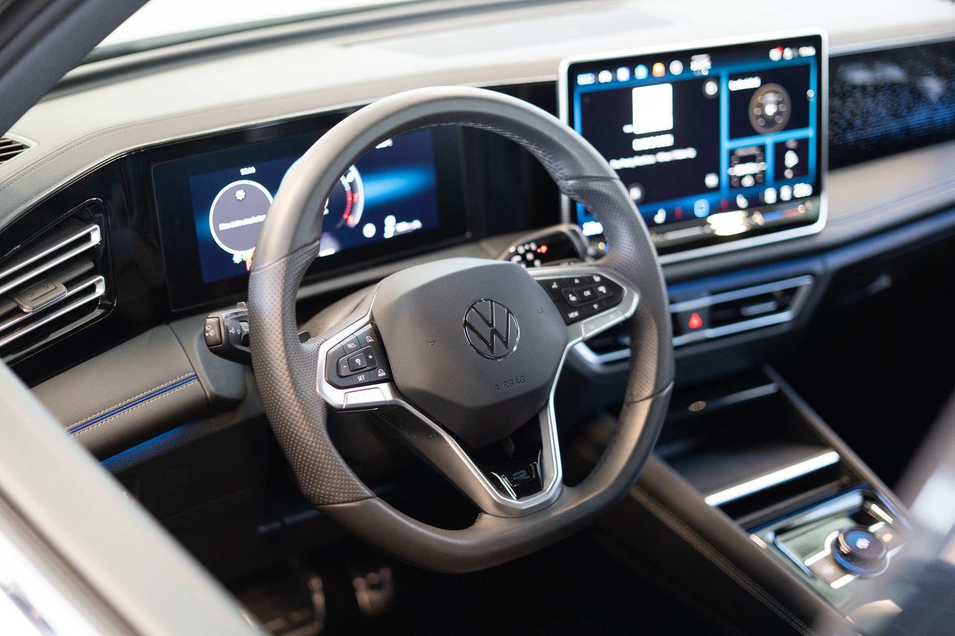 VW Tiguan 2.0 TSI R-Line DSG 4motion / Rückfahrkamera / Massagesitze / Ambientebeleuchtung-image-12