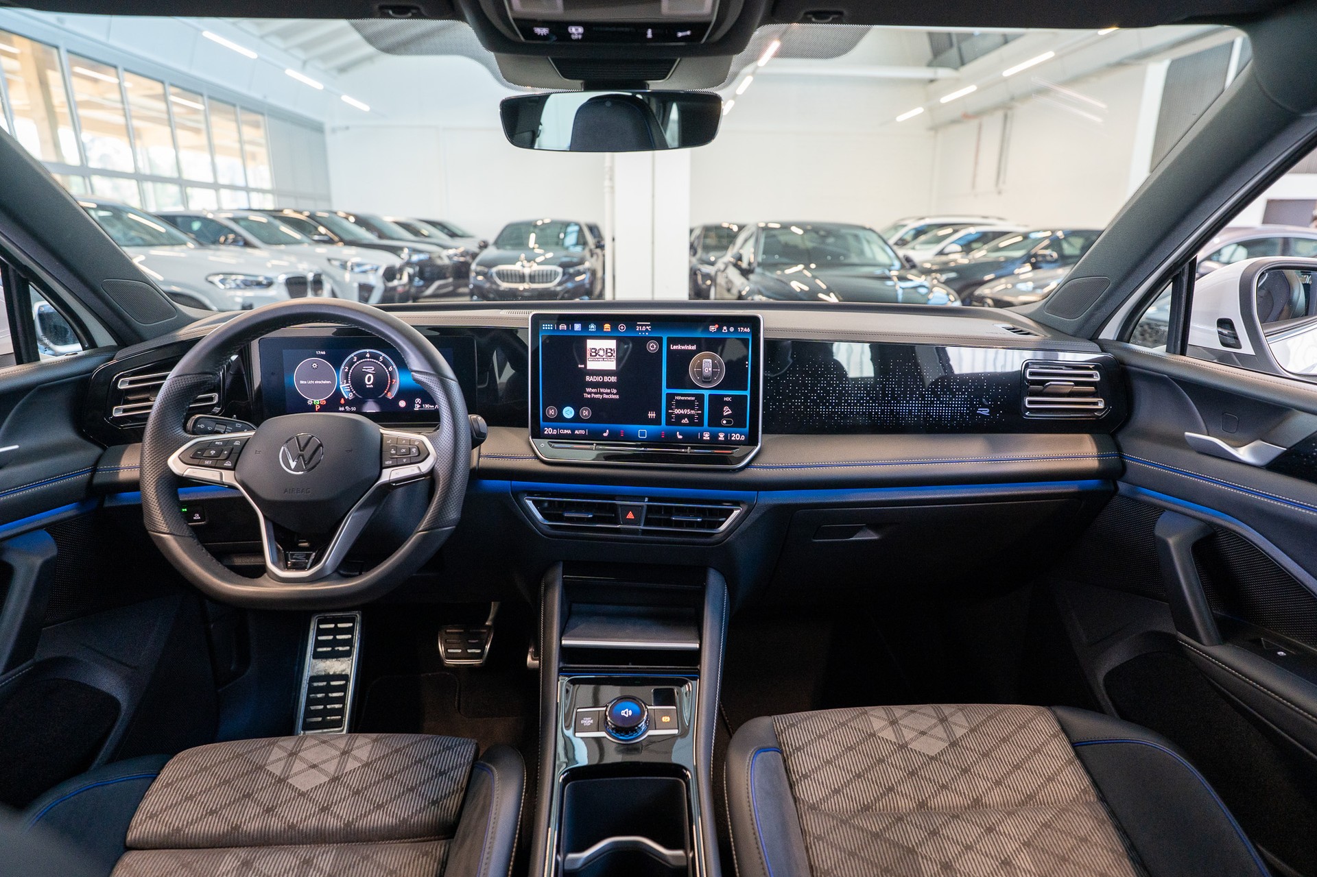 VW Tiguan 2.0 TSI R-Line DSG 4motion / Rückfahrkamera / Massagesitze / Ambientebeleuchtung-image-17