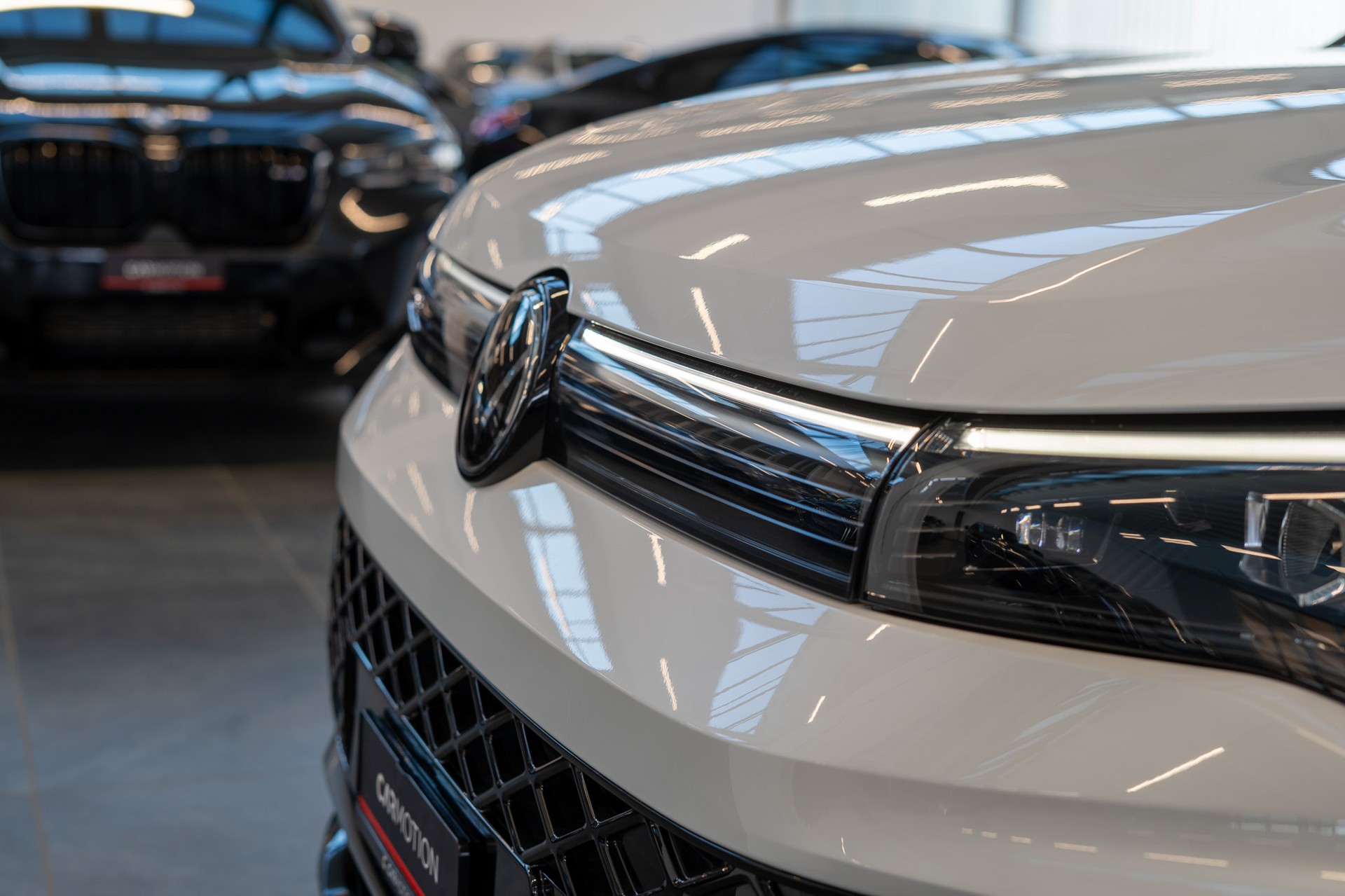 VW Tiguan 2.0 TSI R-Line DSG 4motion / Rückfahrkamera / Massagesitze / Ambientebeleuchtung-image-24