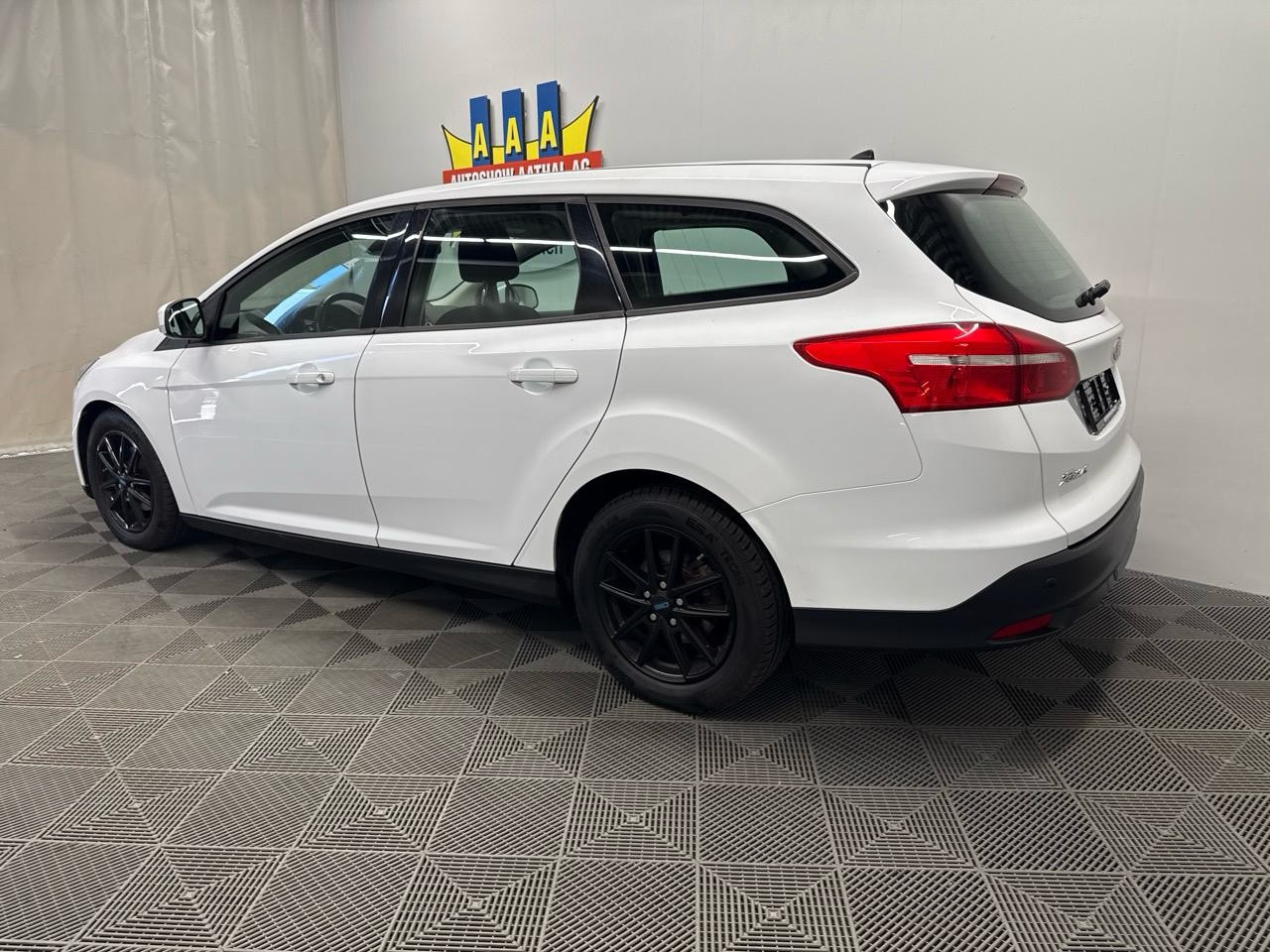 FORD Focus 1.5 TDCi Trend PowerShift-image-1
