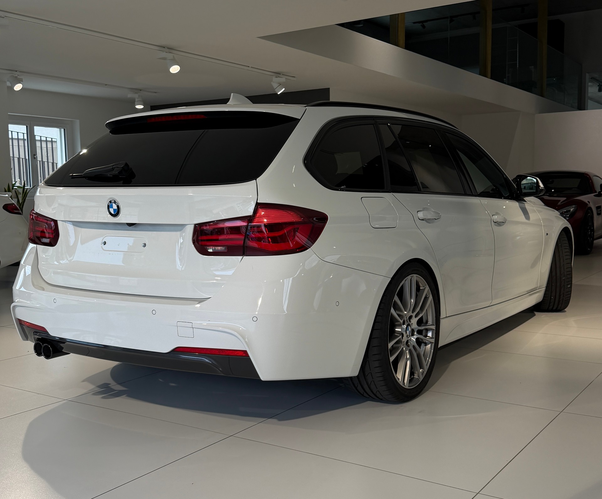 BMW 320d xDrive Touring Edition M Sport Steptronic-image-7