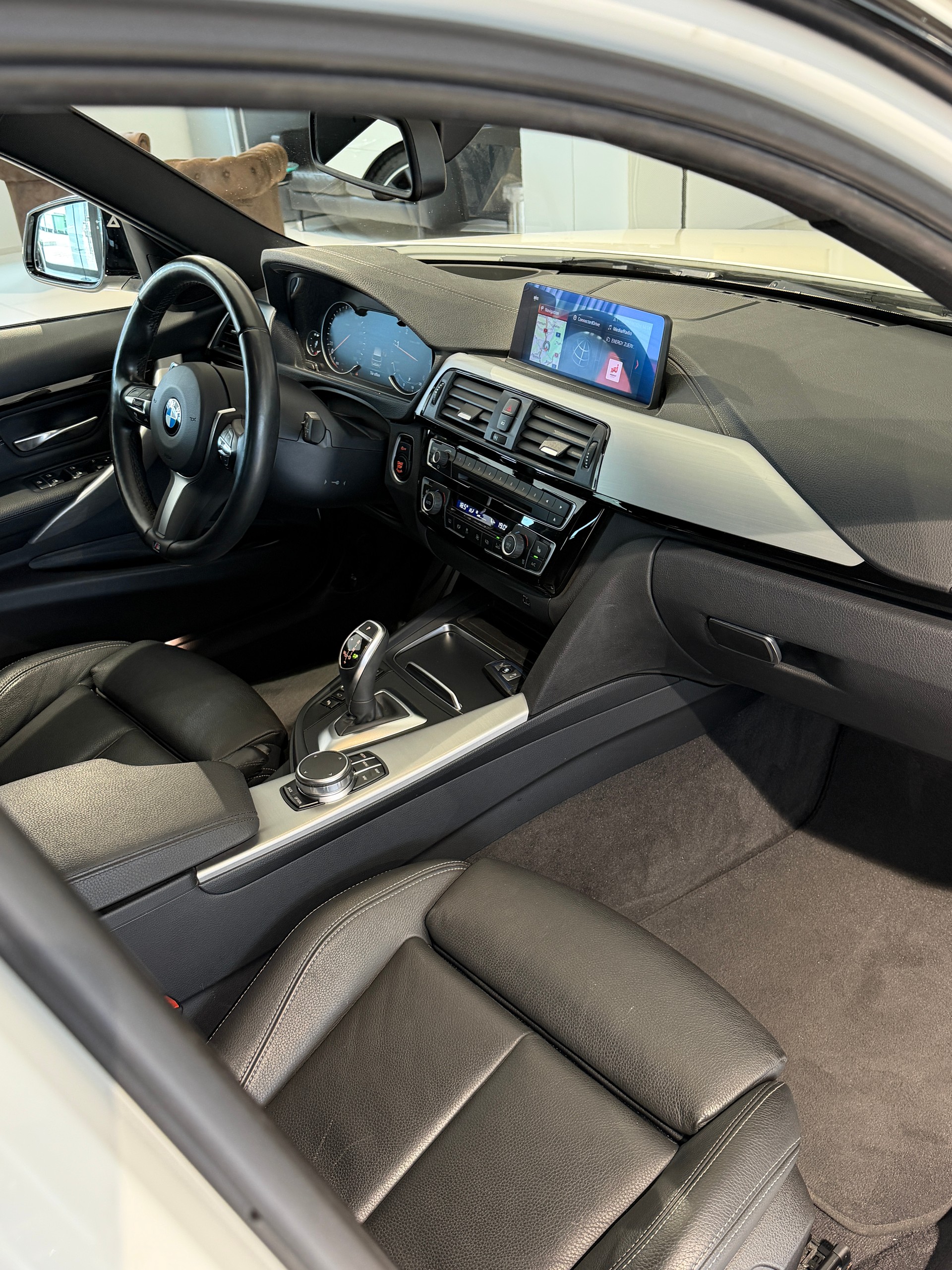BMW 320d xDrive Touring Edition M Sport Steptronic-image-10