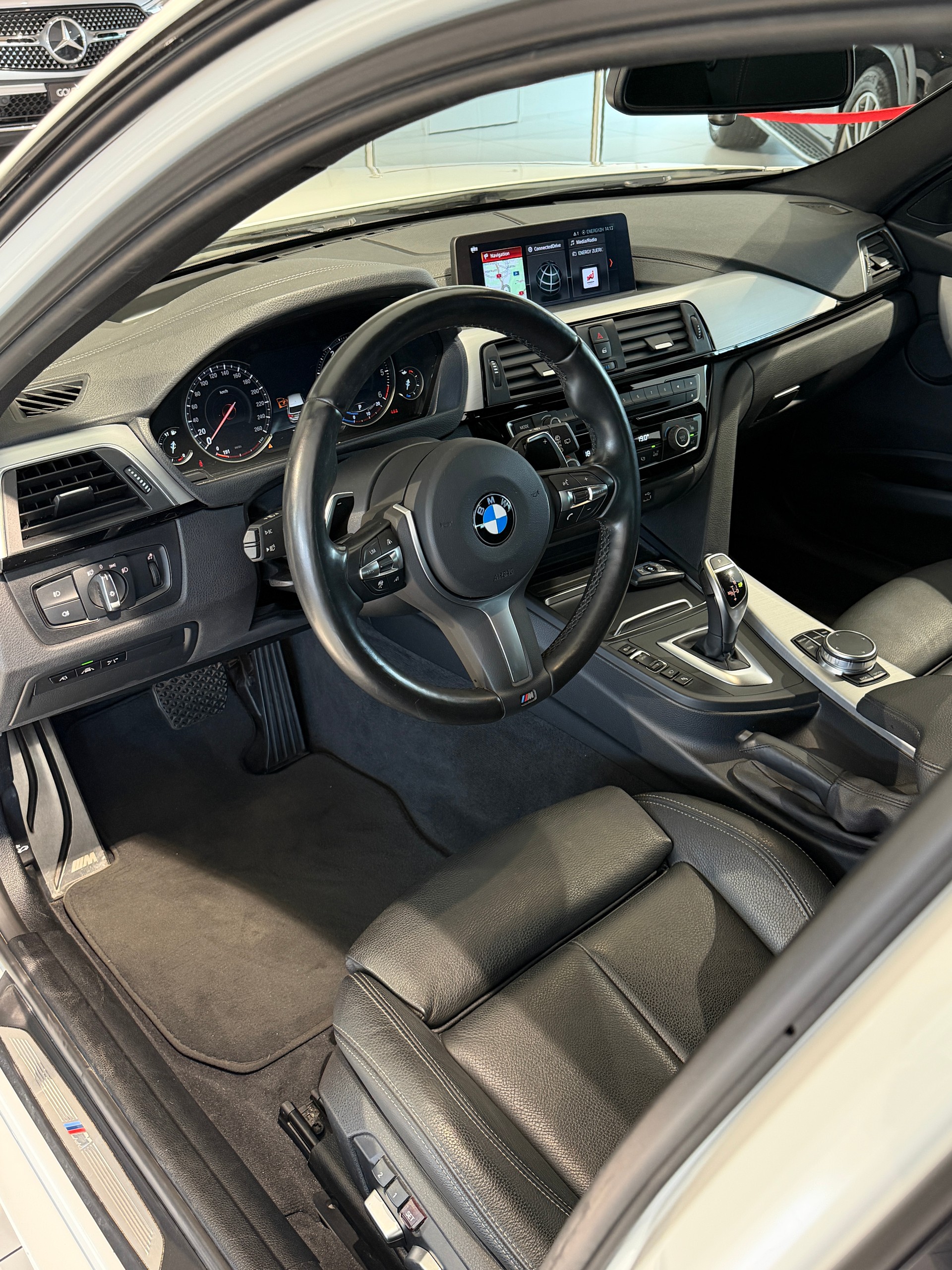 BMW 320d xDrive Touring Edition M Sport Steptronic-image-9