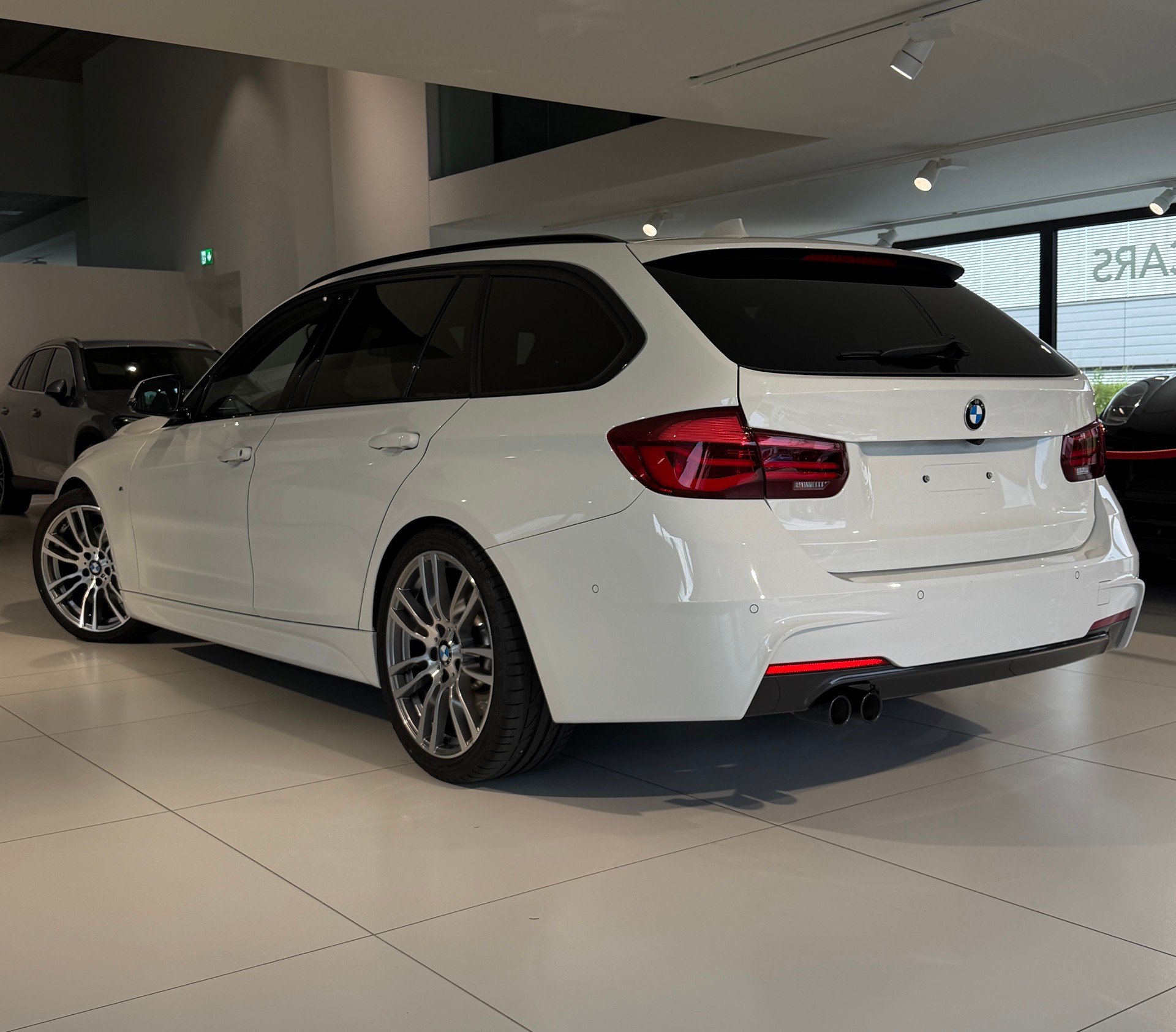 BMW 320d xDrive Touring Edition M Sport Steptronic-image-4