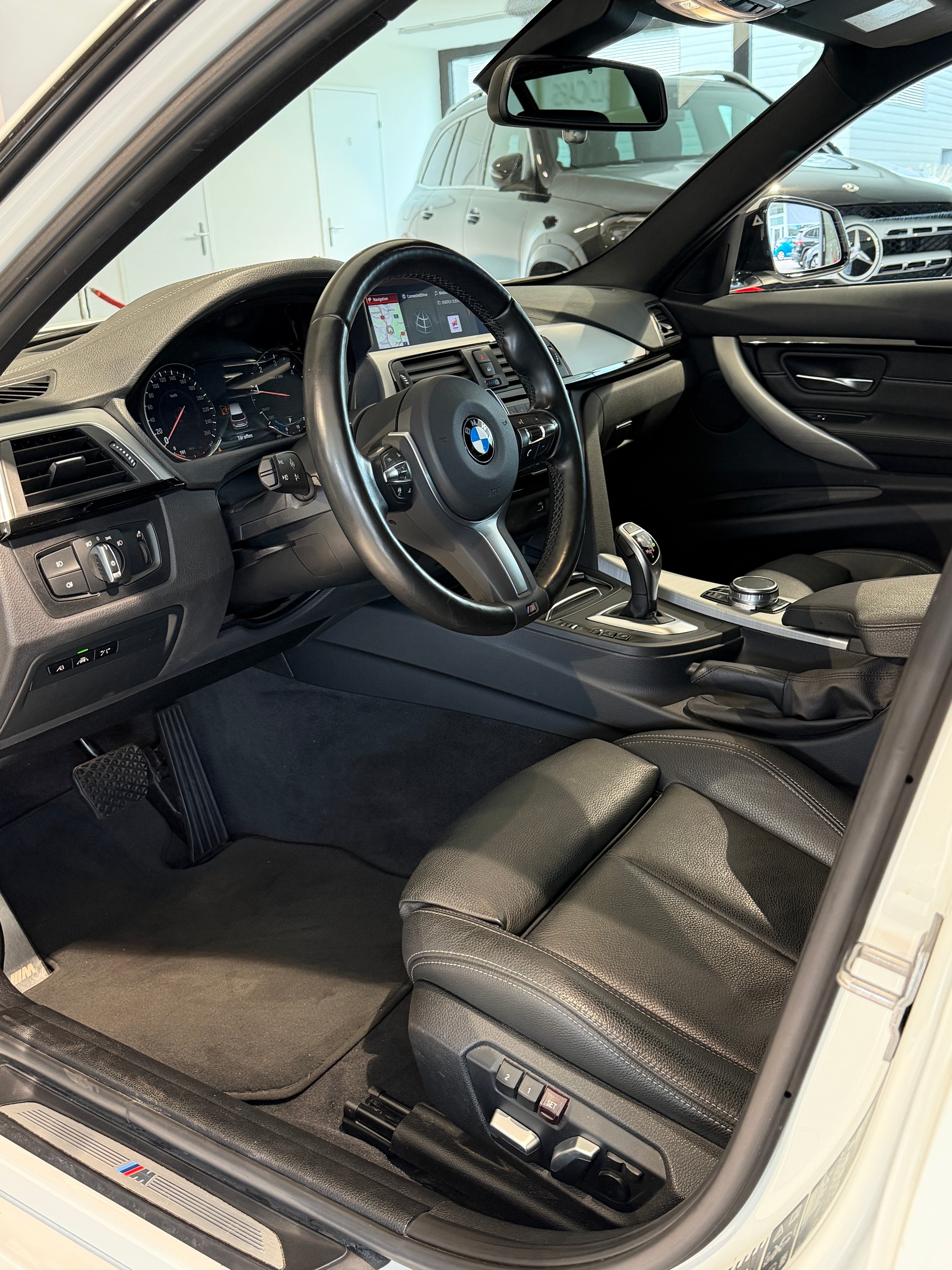 BMW 320d xDrive Touring Edition M Sport Steptronic-image-8