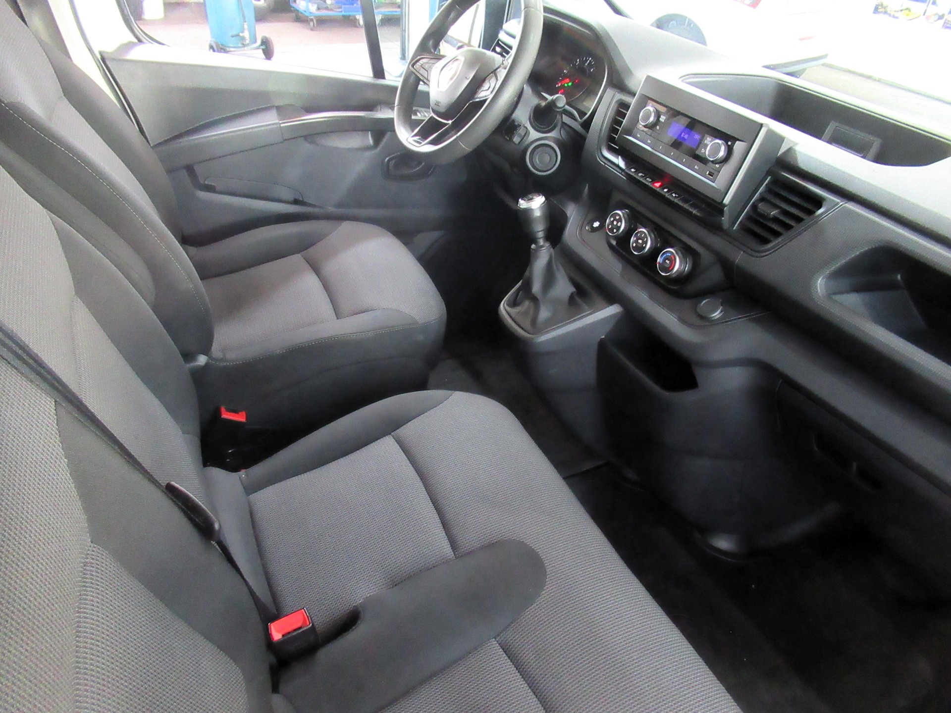 RENAULT Trafic 2.0 Blue dCi 150 Business L2H1 EN-image-9