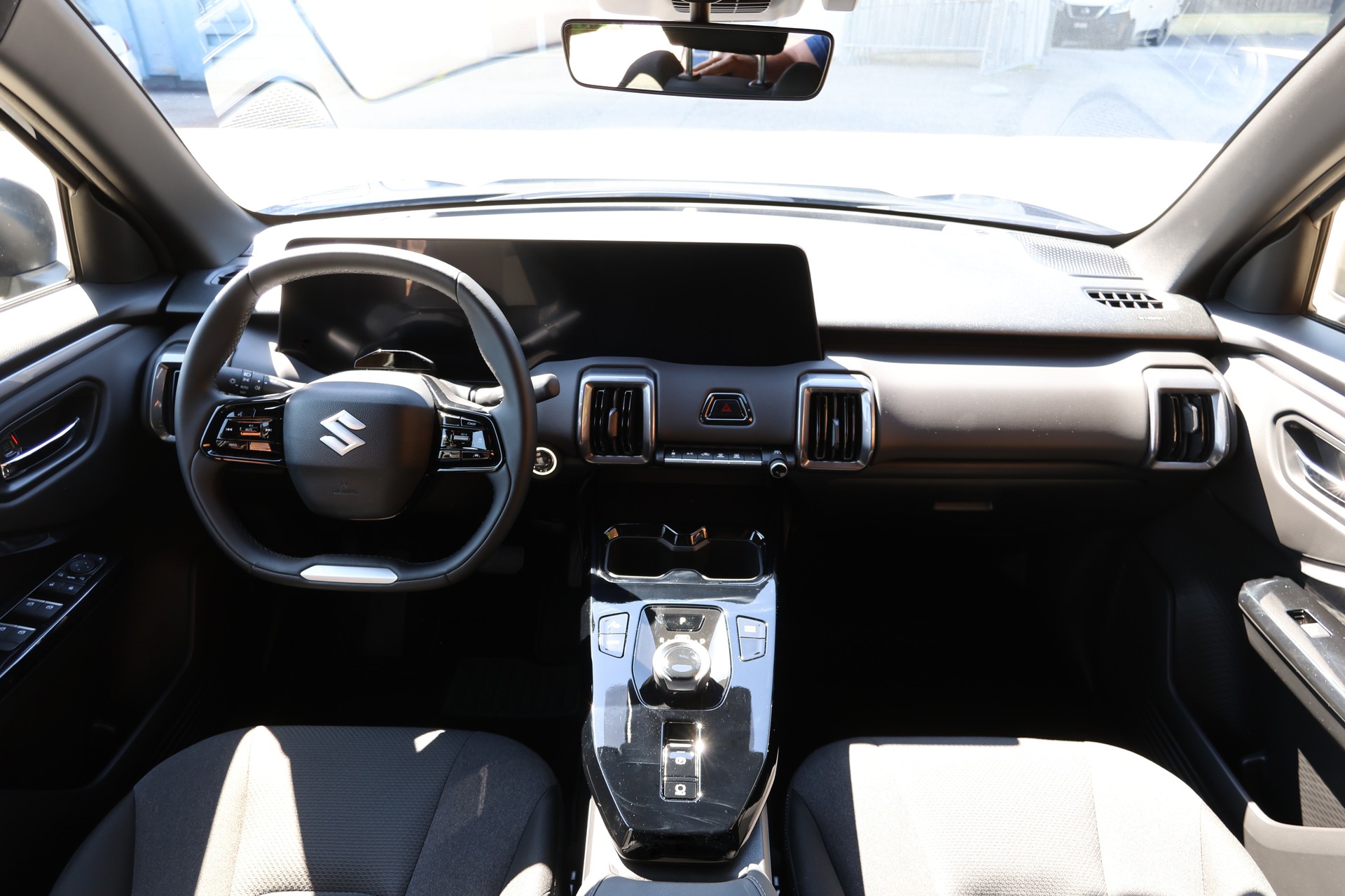 SUZUKI e-Vitara 49kWh Unico-image-3