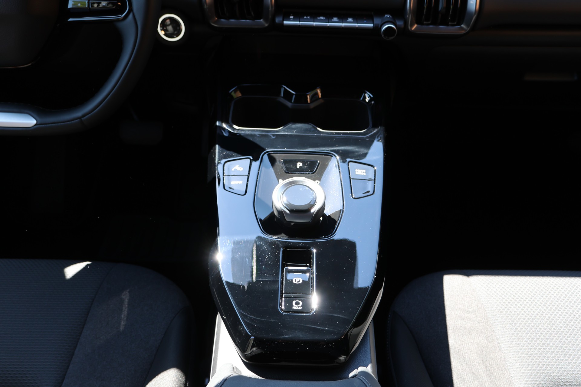 SUZUKI e-Vitara 49kWh Unico-image-9