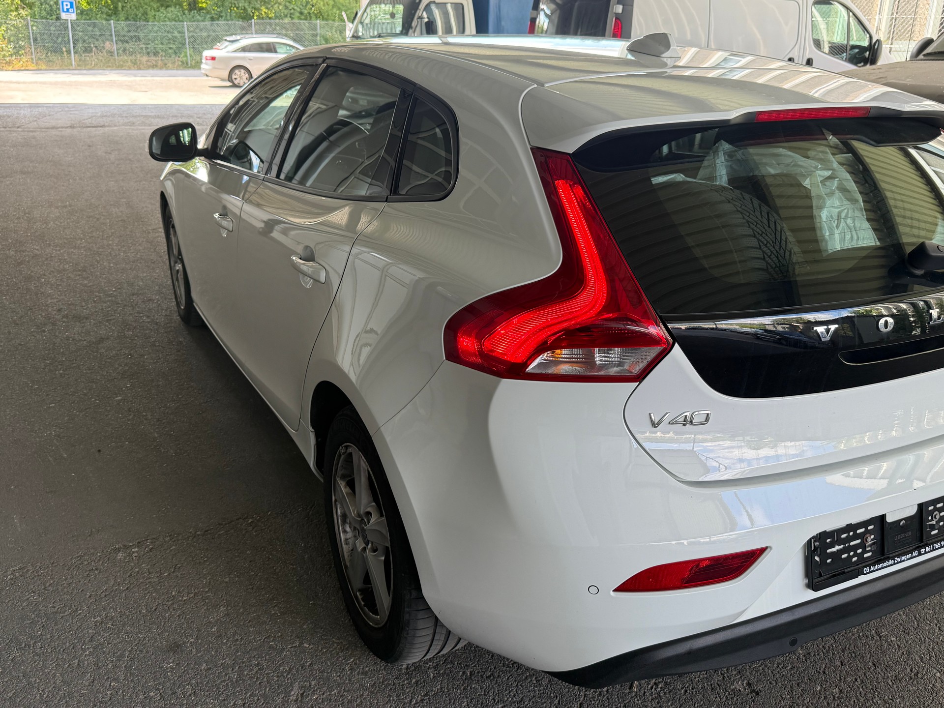VOLVO V40 D2 Kinetic Powershift-image-2