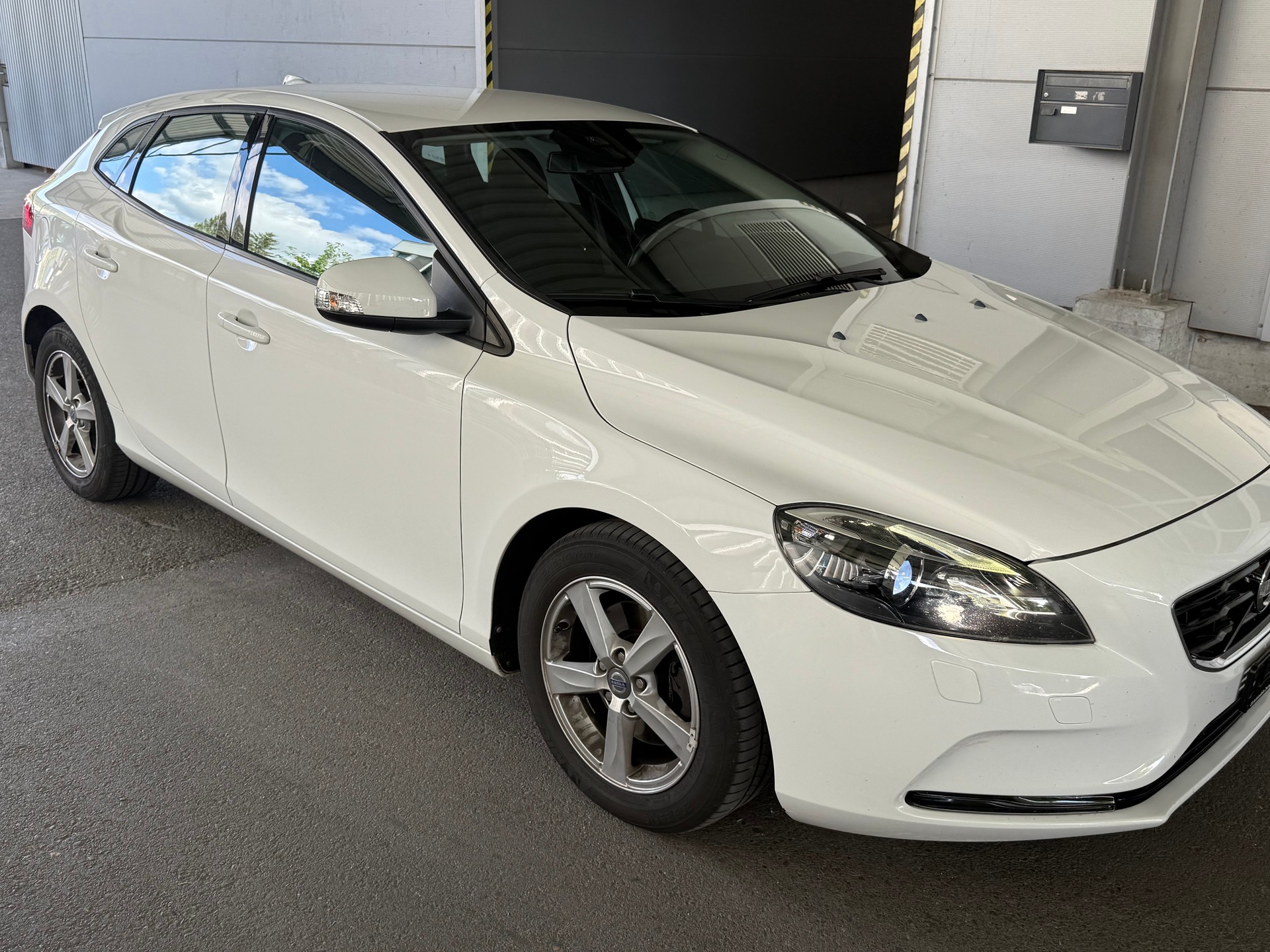 VOLVO V40 D2 Kinetic Powershift-image-1