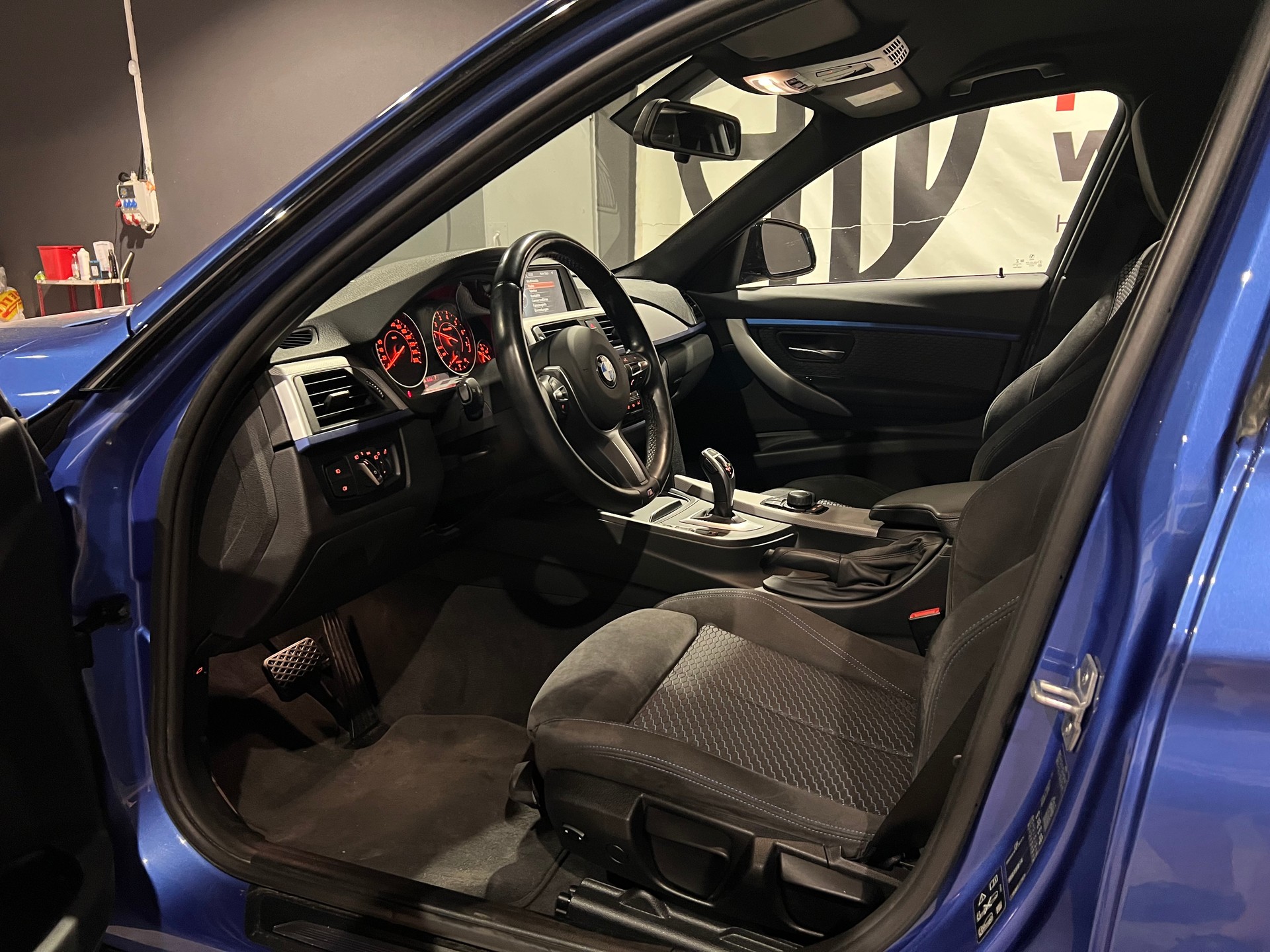 BMW 330i xDrive Touring M Sport Steptronic-image-10