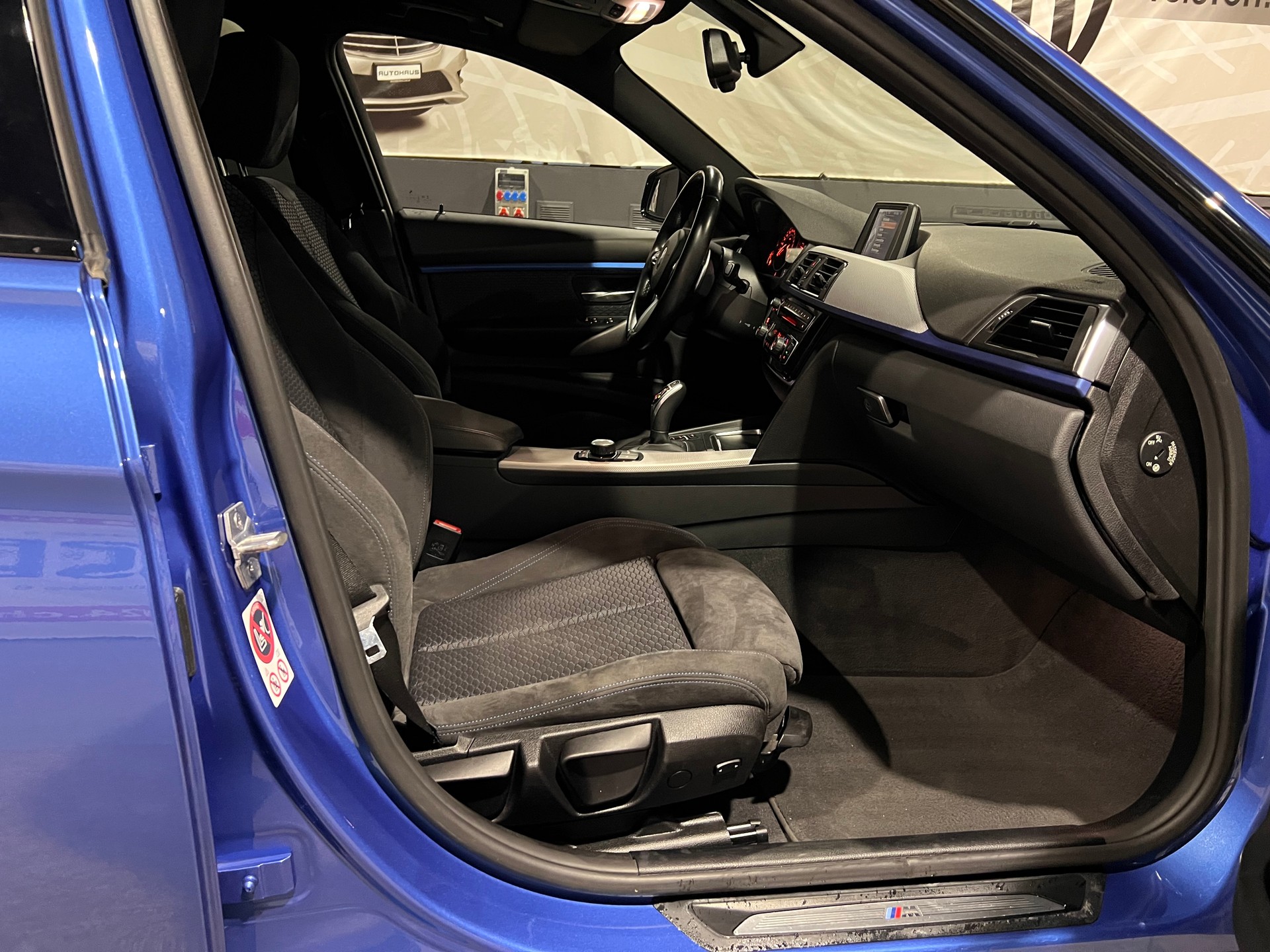 BMW 330i xDrive Touring M Sport Steptronic-image-12